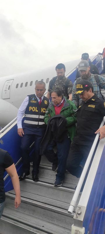 El expresidente de Perú, Alejandro Toledo, llegó al aeropuerto luego de su extradición a Perú, en Callao, Perú. 23 de abril de 2023. (REUTERS)