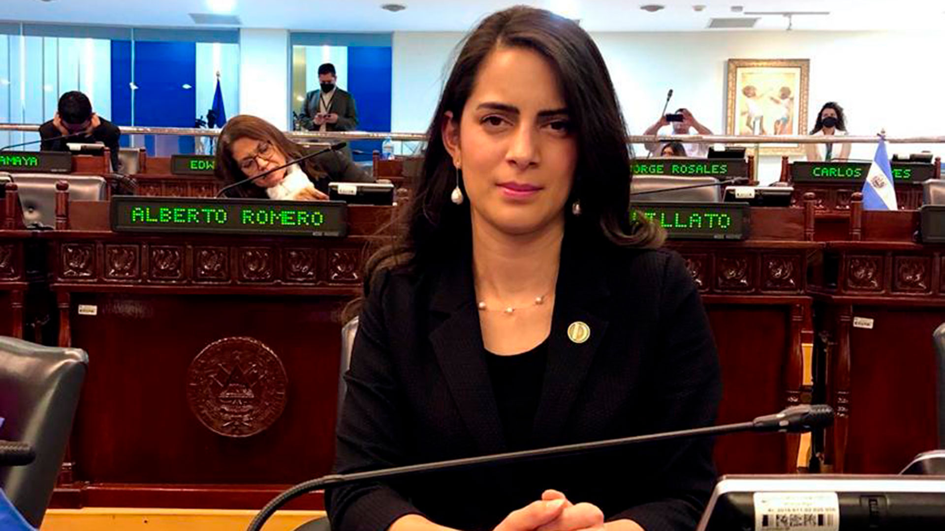 Claudia Ortiz en su curul en la Asamblea Legislativa de El Salvador.
