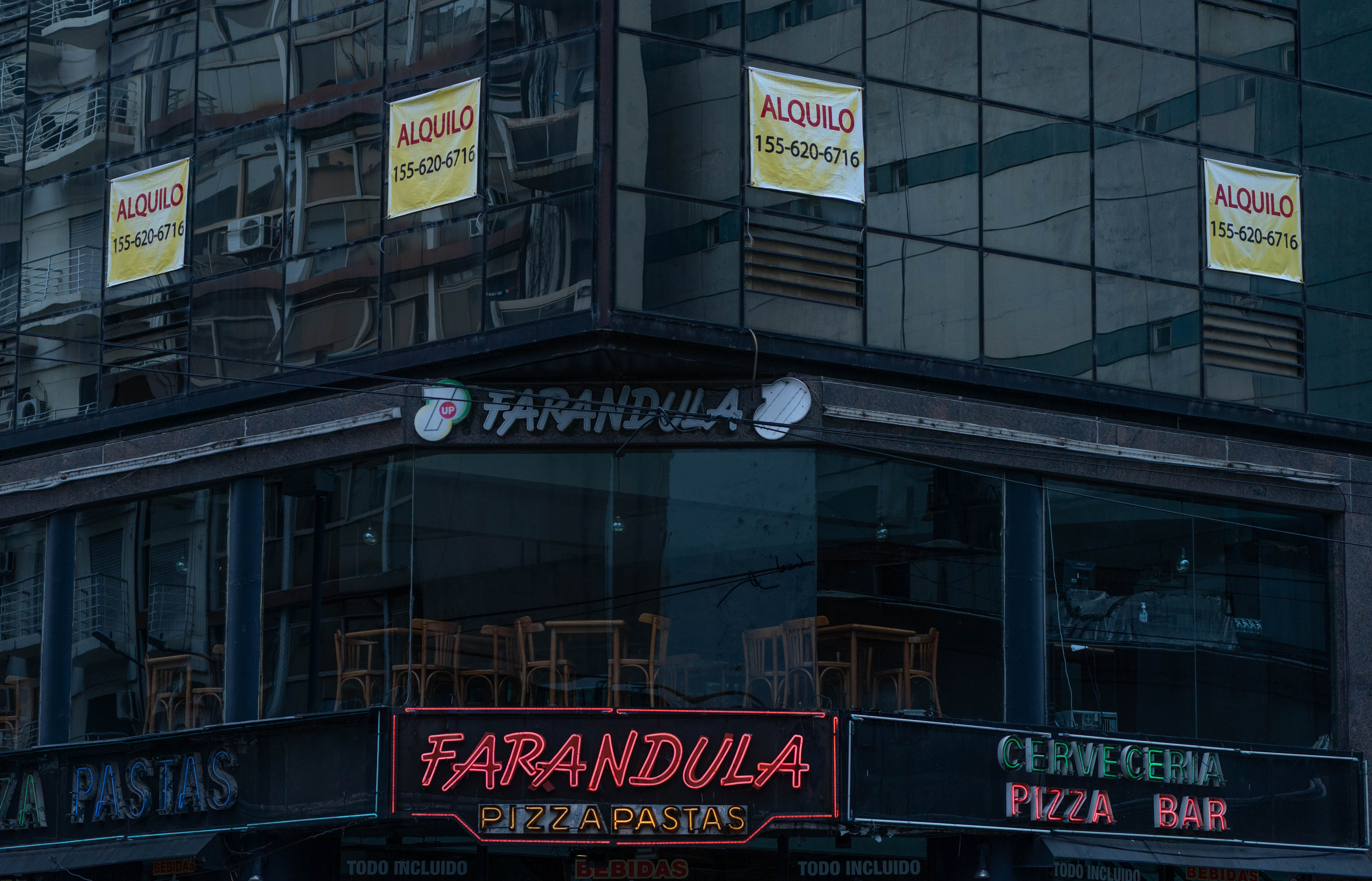 El restaurante Farándula sigue abierto en Corrientes y Montevideo. Su primer piso sin embargo no se usa. (Foto: Franco Fafasuli)