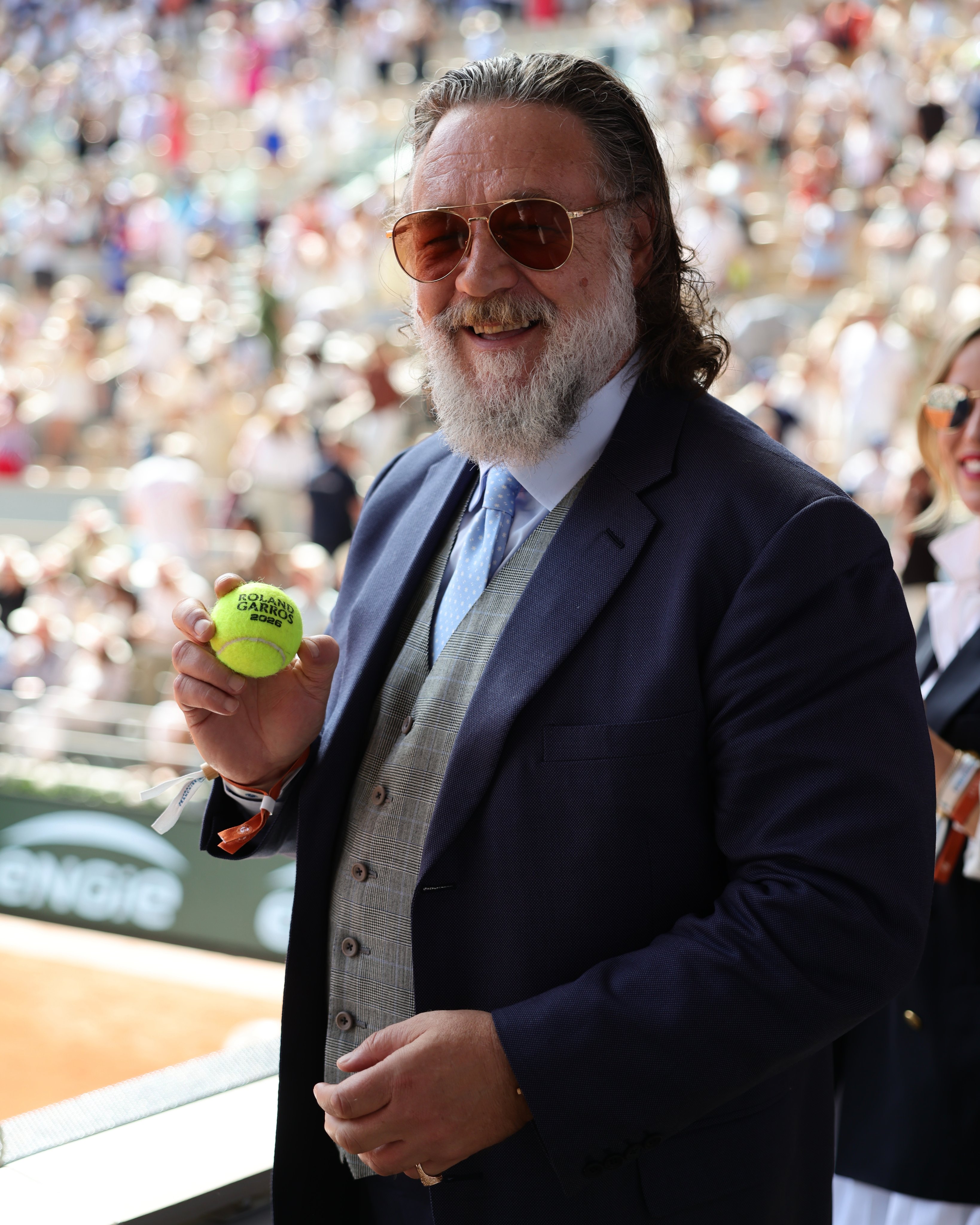 El momento en el que Russell Crowe atrap&oacute; una pelota en pleno partido de Roland Garros: la reacci&oacute;n de su novia