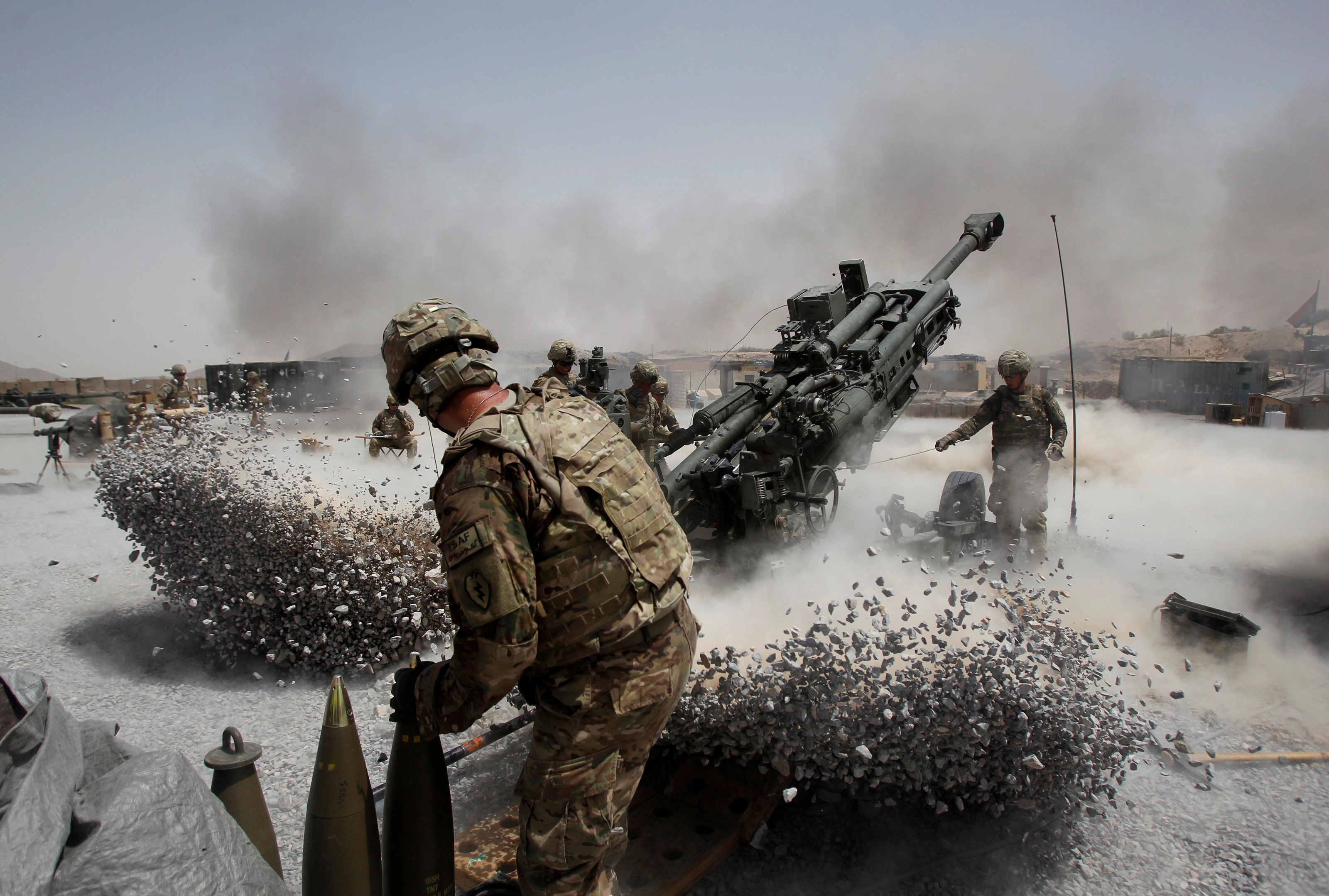 Soldados del Ejército de Estados Unidos del 2. ° Pelotón, batería B 2-8 de artillería de campo, disparan una pieza de artillería de obús en la base de fuego de avanzada de Seprwan Ghar en el distrito de Panjwai, provincia de Kandahar, en el sur de Afganistán, el 12 de junio de 2011. (REUTERS / Baz Ratner / Archivo Foto)