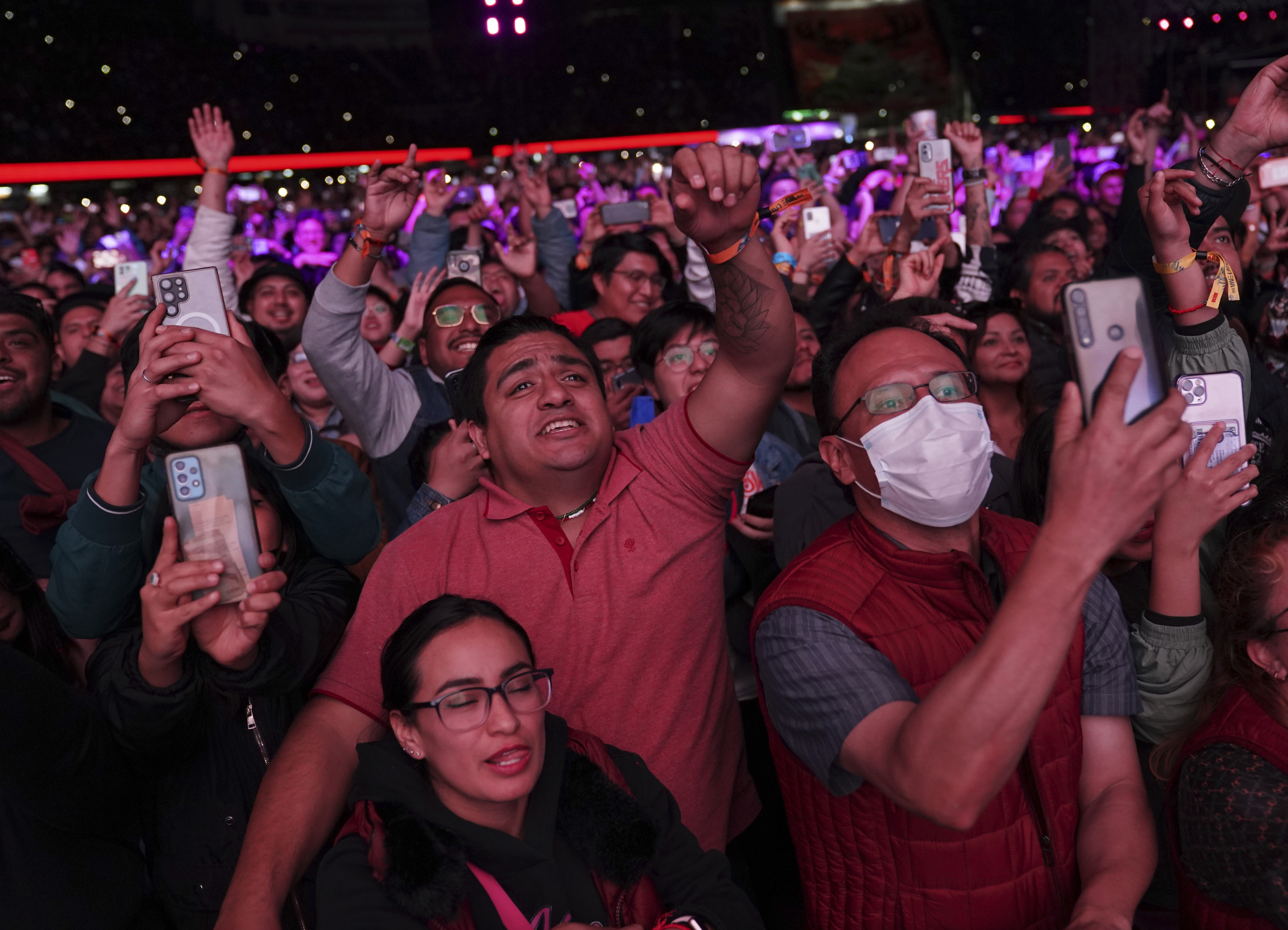 Admiradores corean a la banda Café Tacvba durante su presentación en el festival Vive Latino en la Ciudad de México el sábado 18 de marzo de 2023. (Foto AP/Fernando Llano)