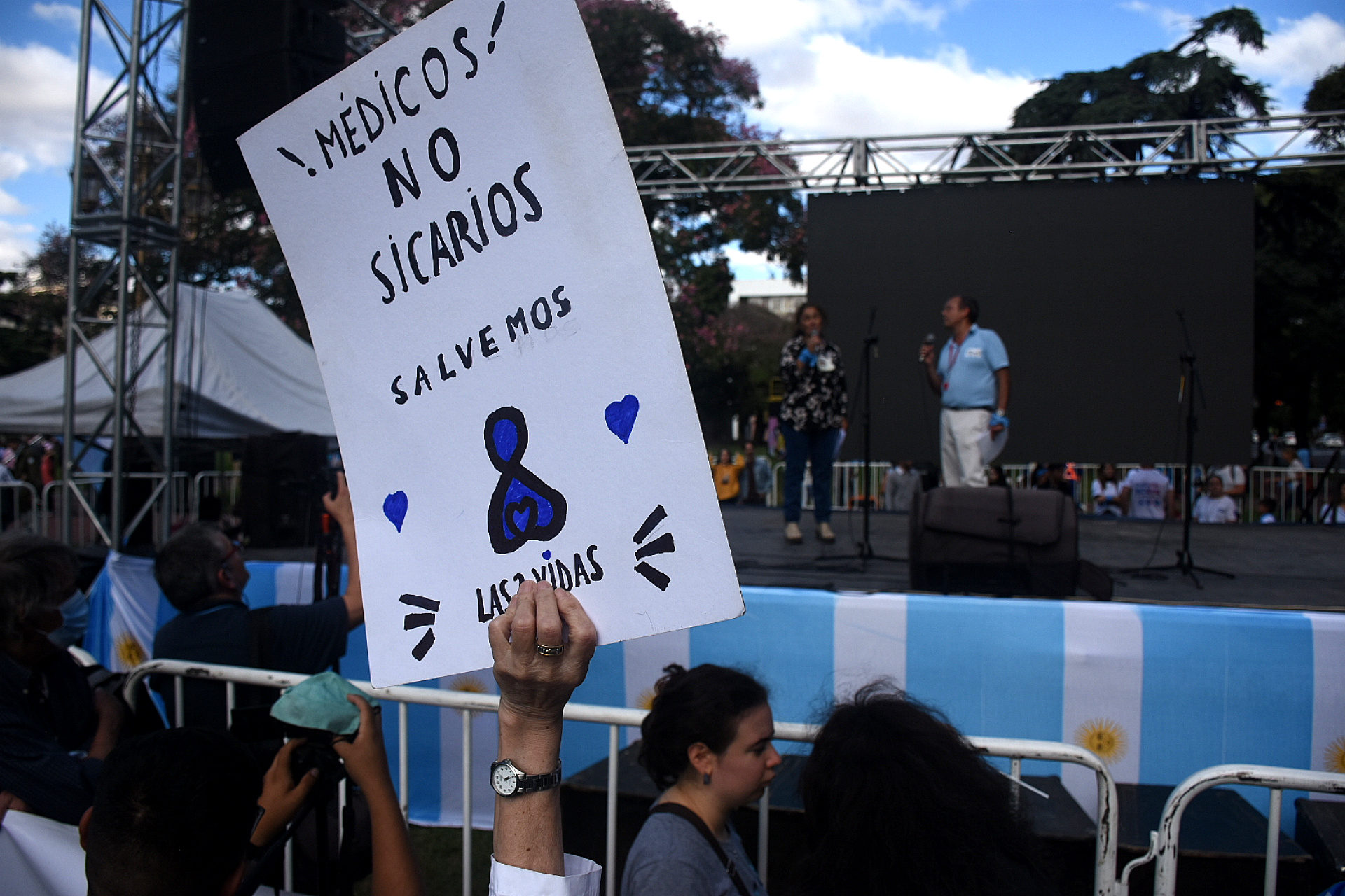 En la movilización se vieron pocas pancartas políticas