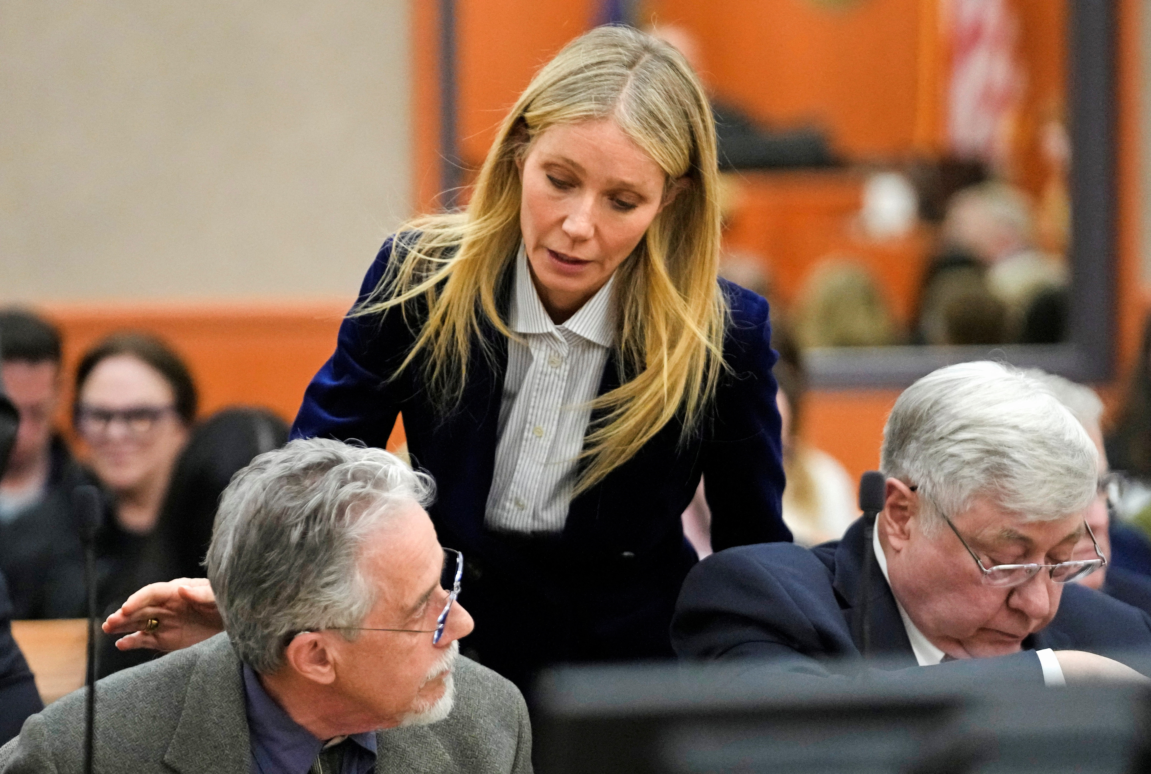 Gwyneth Paltrow le habla a Terry Sanderson luego del veredicto leído por una corte de Park City, Utah, este jueves. Sandersonp demandó a la actriz por lesiones pero perdió el juicio y deberá pagarle un dólar a la actriz (Reuters)
