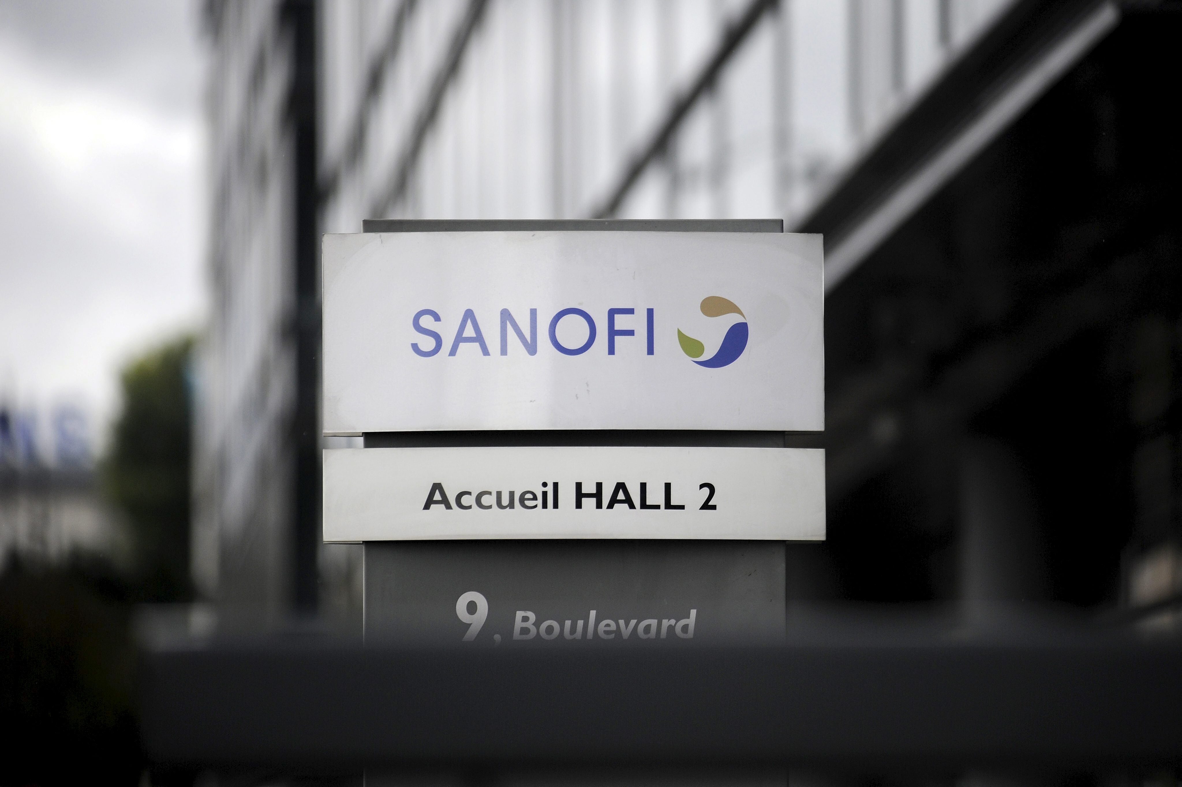 Logotipo del grupo farmacéutico francés Sanofi en su sede en París. EFE/Yoan Valat/Archivo
