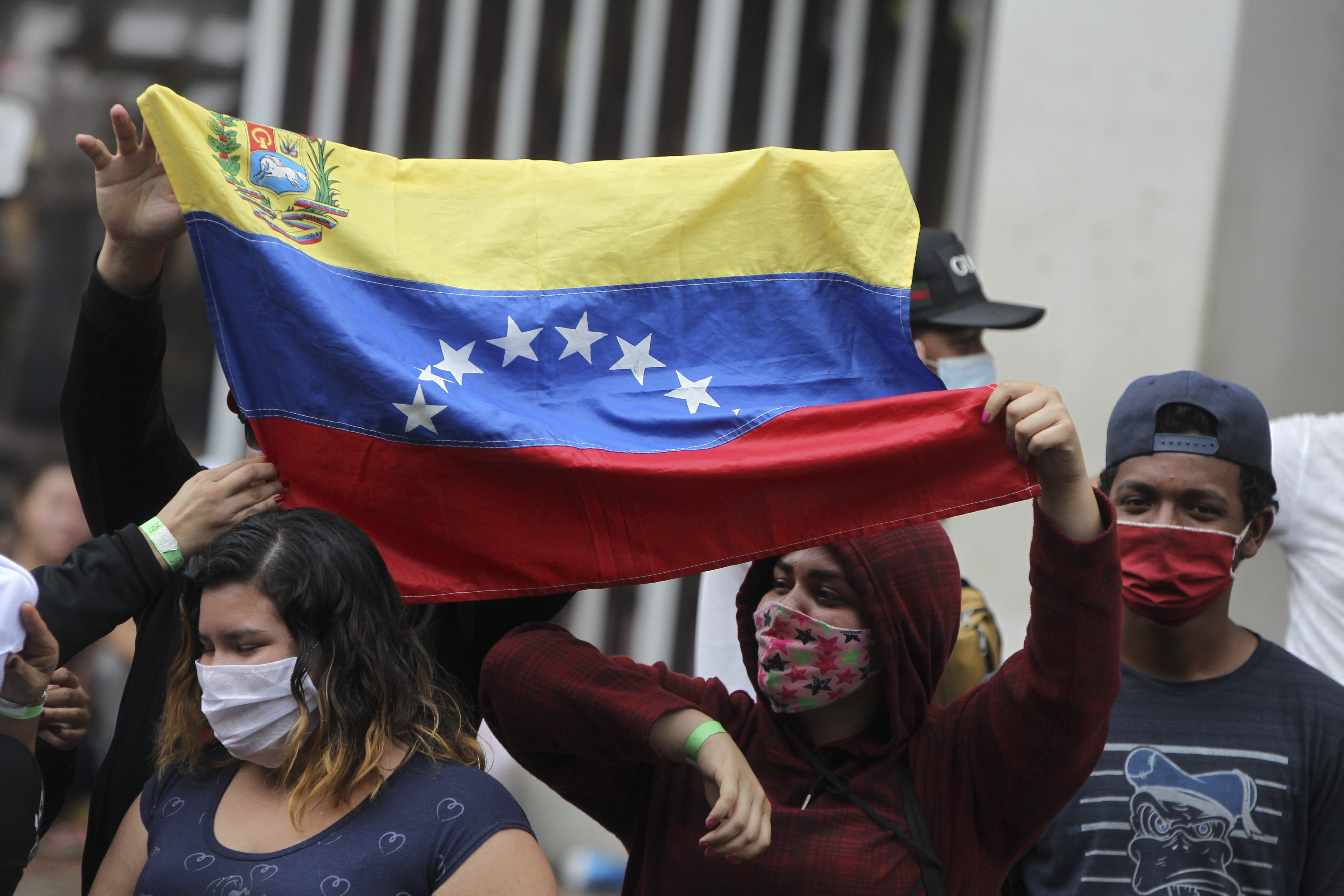 Migrantes venezolanos llevan una bandera de su país en Cali (Colombia), en una fotografía de archivo. EFE/Ernesto Guzmán Jr.
