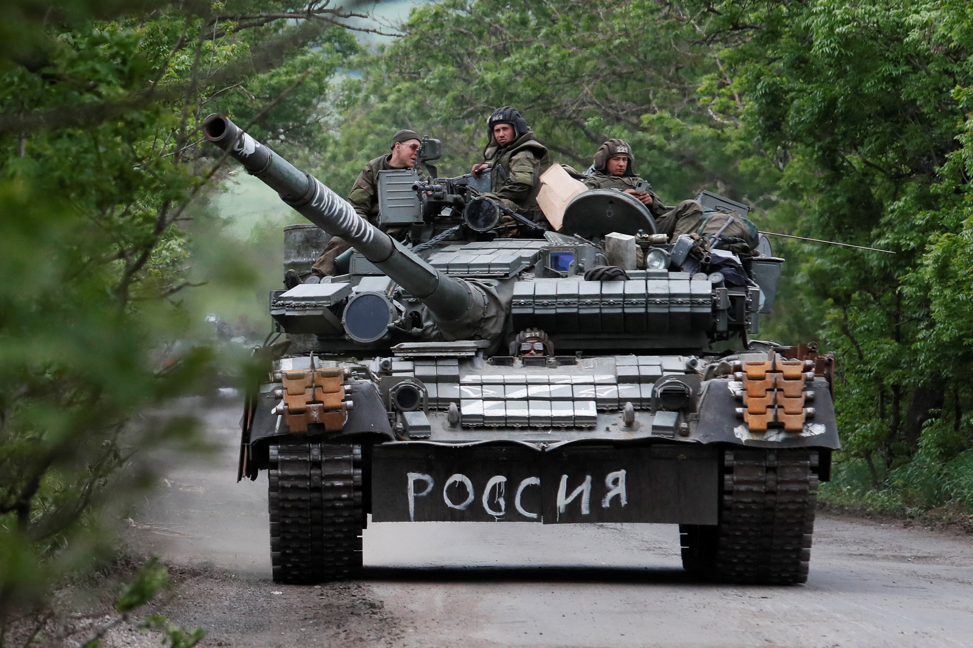 Miembros del servicio de las tropas prorrusas conducen un tanque durante el conflicto entre Ucrania y Rusia en la región de Donetsk. La escritura en el tanque dice: "Rusia". REUTERS/Alexander Ermochenko