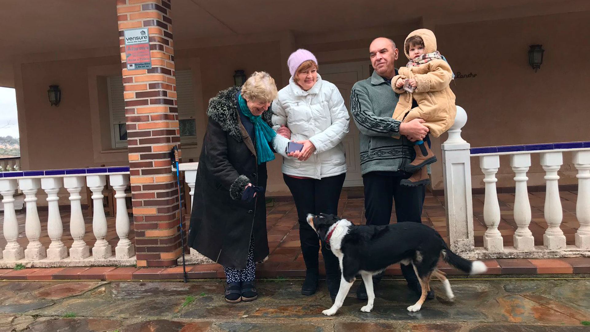 Kateryna, Olga, Faig and Alisa with the dog from the foster home (Martina Putruele)