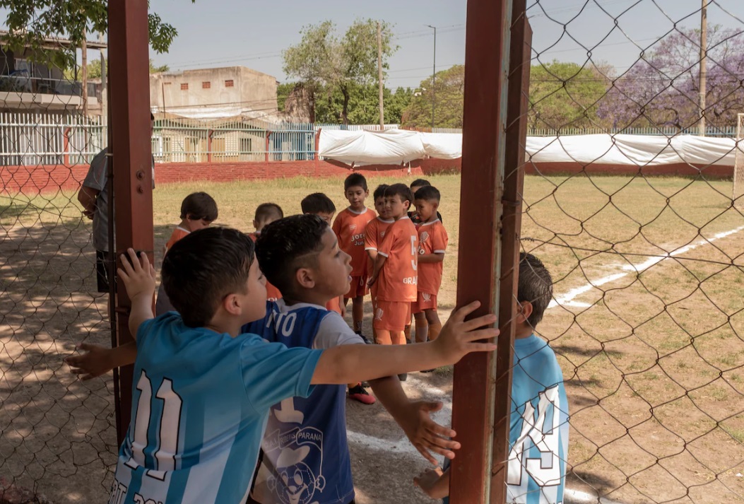 Día de partido en el Abanderado Grandoli de Rosario, el club de la infancia de Messi, de naranja. (Anita Pouchard Serra para The Washington Post)