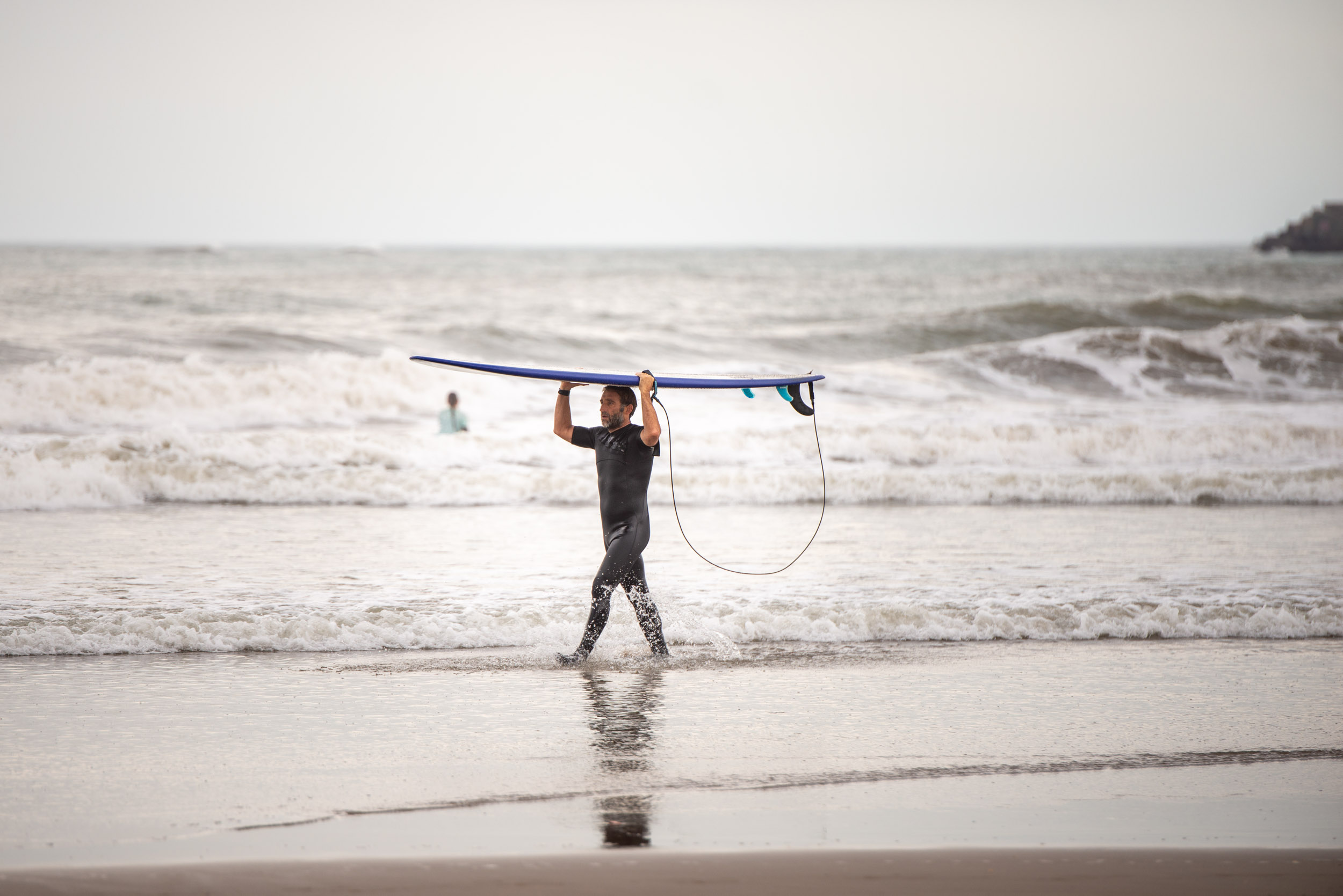 Los surfistas están presentes desde las primeras horas de la mañana.  Toda la costa marplatense tiene playas aptas para la práctica del surf