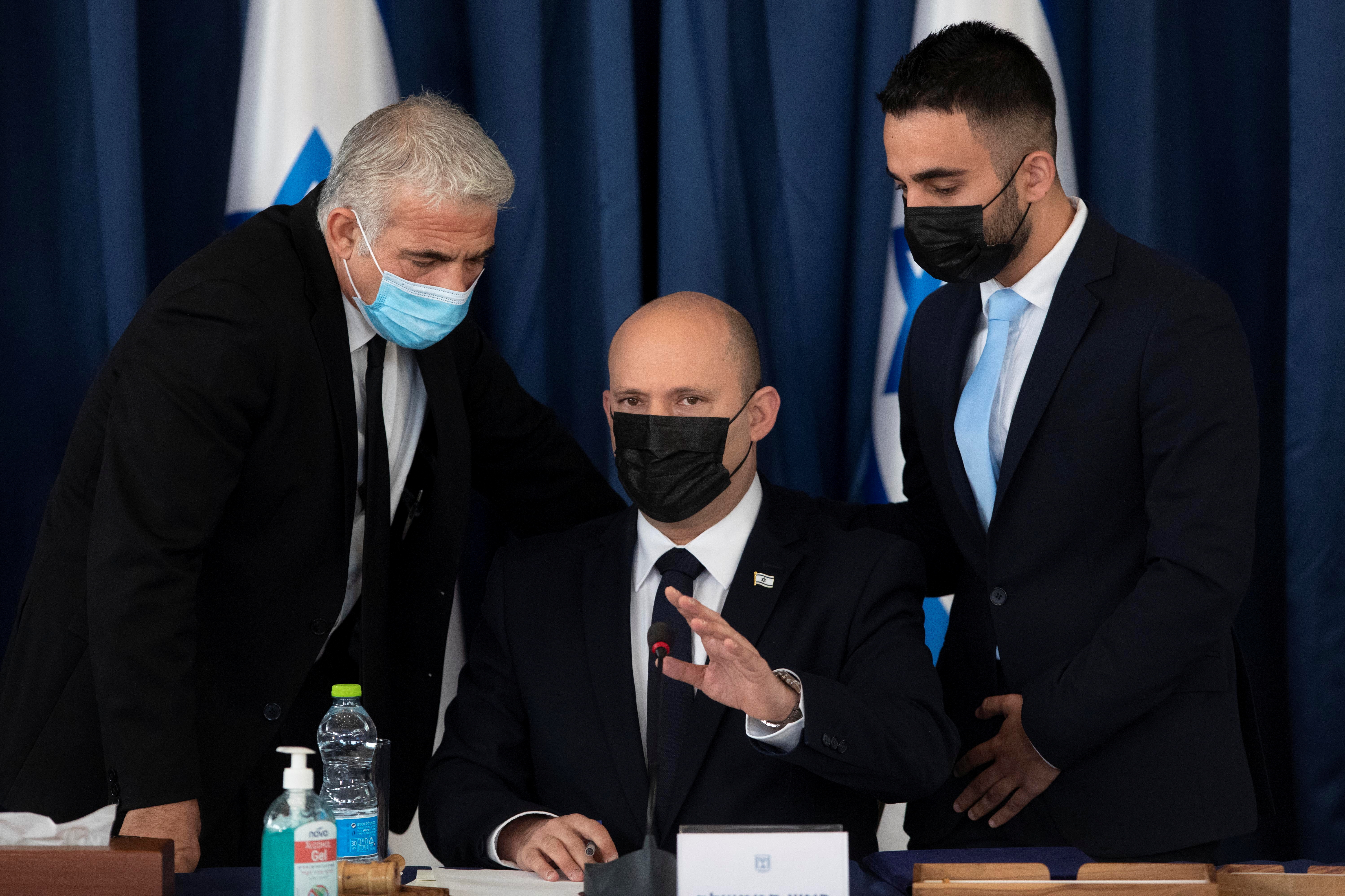 El primer ministro israelí Naftali Bennett y su ministro de Exteriores, Yair Lapid (izquierda) durante una reunión de gabinete en Jerusalén (Sebastian Scheiner/Pool via REUTERS)