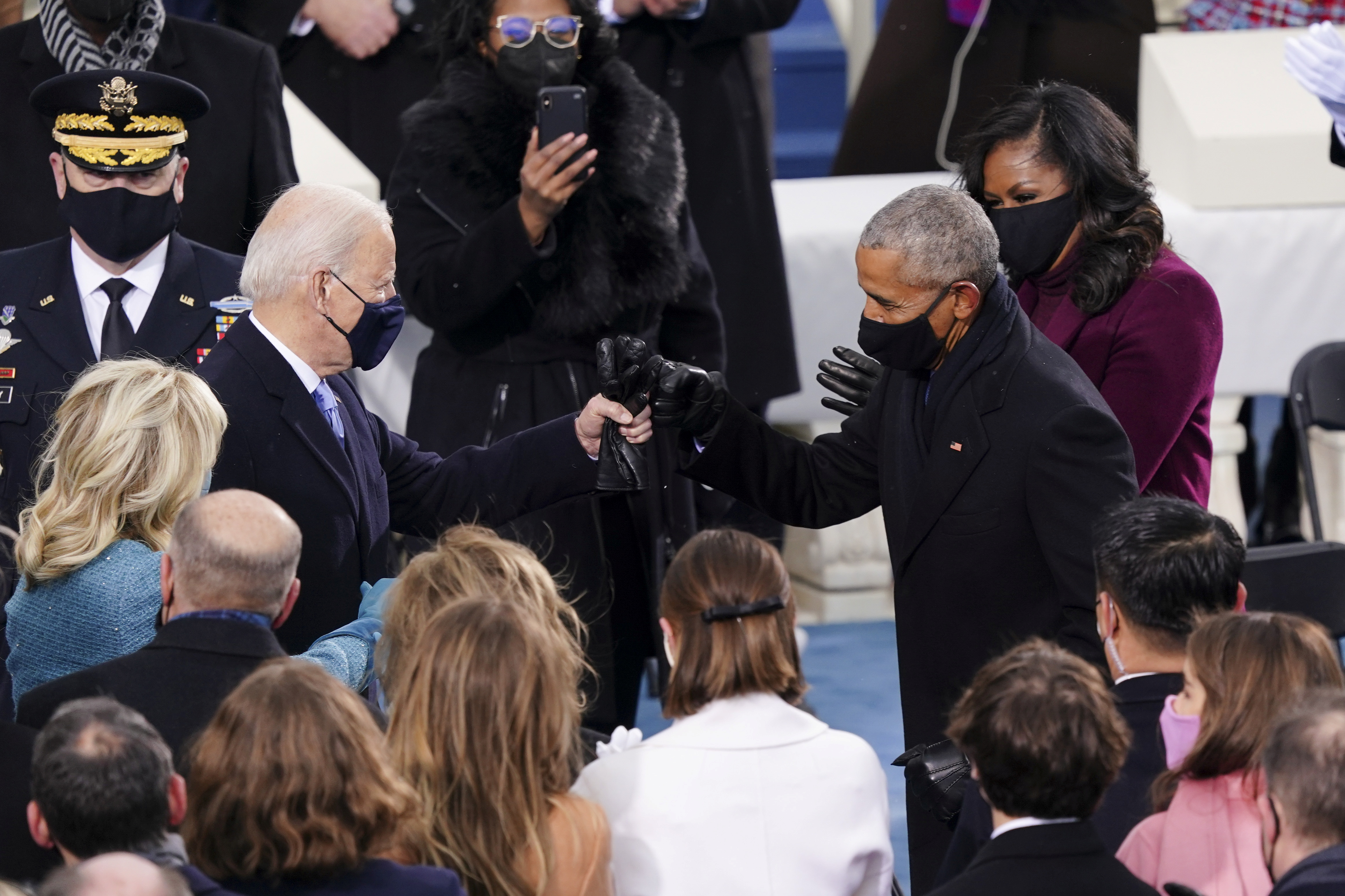 Joe Biden saluda a Barack Obama en el día de su asunción como presidente, 20 de enero de 2021 (Kevin Dietsch/Pool via REUTERS)