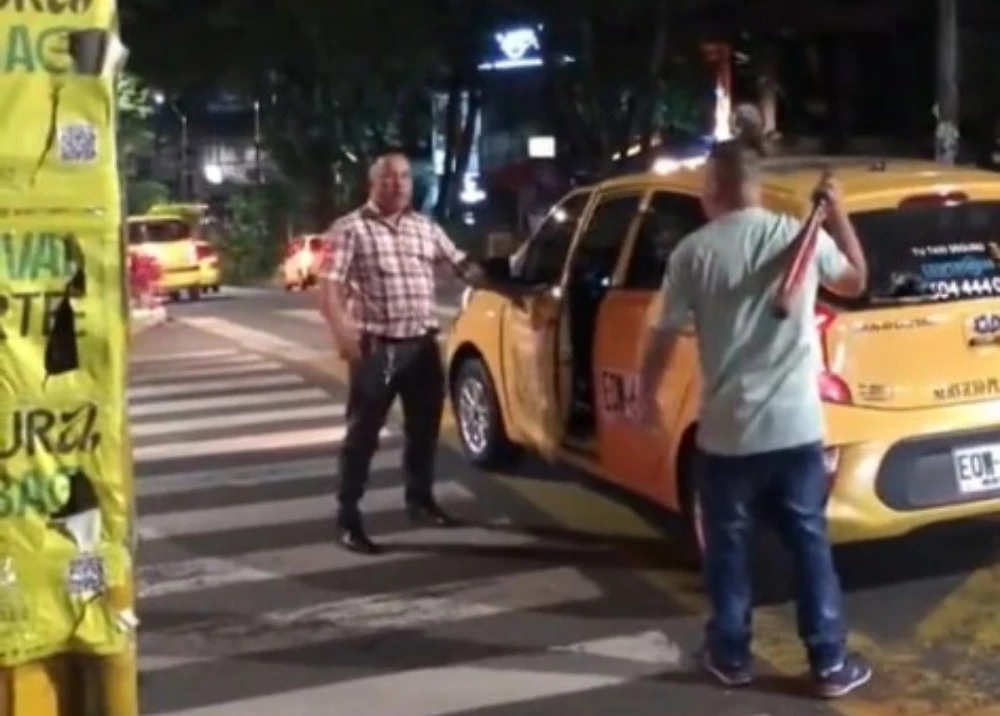 Video: con bate en mano, dos taxistas en Medellín se fueron a los golpes  tras estrellarse - Infobae