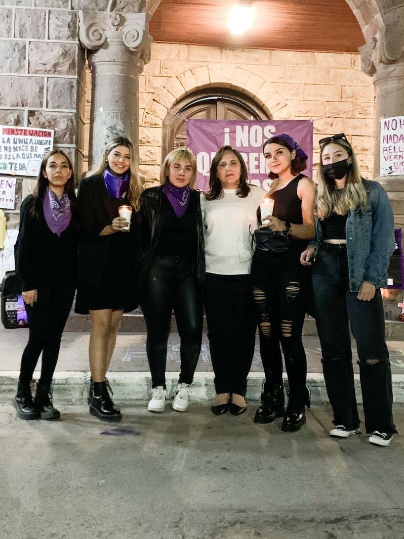 Las feministas se manifestaban el pasado 25 de noviembre y se encontraban con la alcaldesa cuando se desató la balacera (Foto: Twitter)
