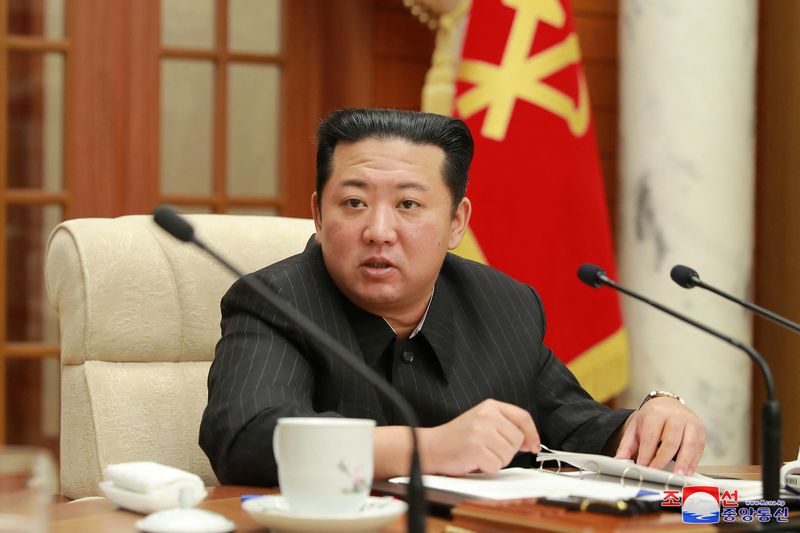 El líder norcoreano Kim Jong Un asiste a una reunión del politburó del gobernante Partido de los Trabajadores en Piongyang, Corea del Norte, el 19 de enero de 2022, en esta foto publicada por la Agencia Central de Noticias de Corea del Norte (KCNA) el 20 de enero de 2022.