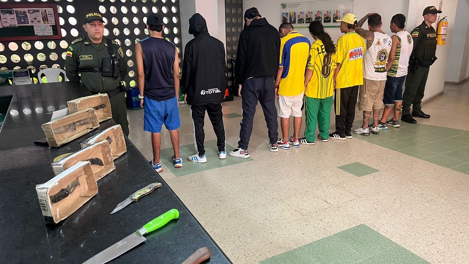 Hinchas del Bucaramanga fueron capturado con armas blancas en las afueras del estadio Alfonso López