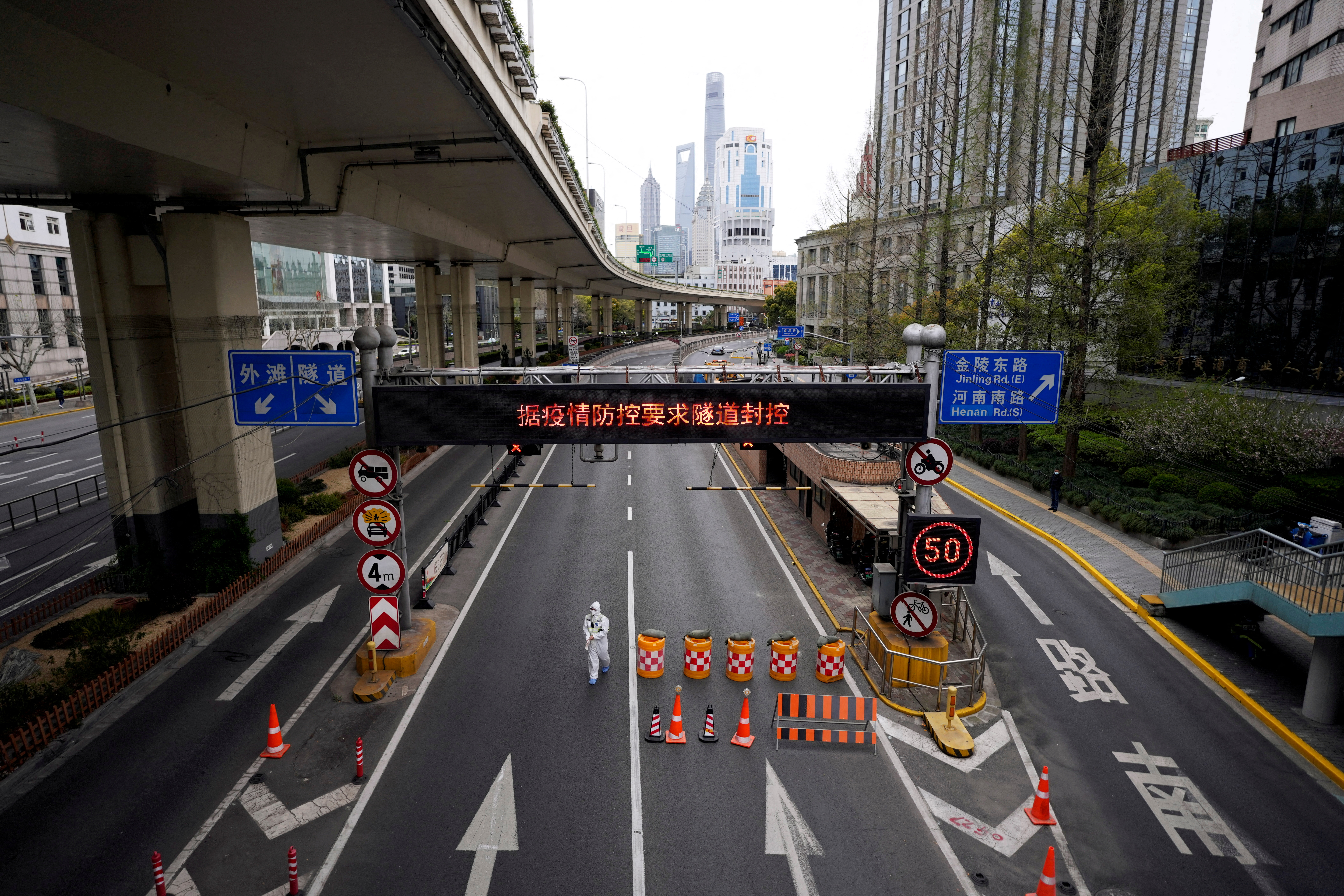 El cierre del túnel de acceso a Pudong cruzando el río Huangpu. En ese distrito de Changhai se produjeron protestas este jueves (REUTERS/Aly Song)