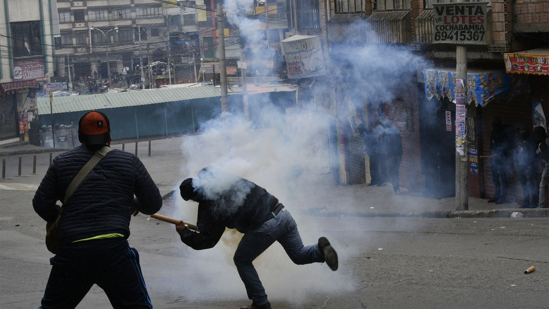 Grupos de cocaleros enfrentan a los policías (AIZAR RALDES / AFP)