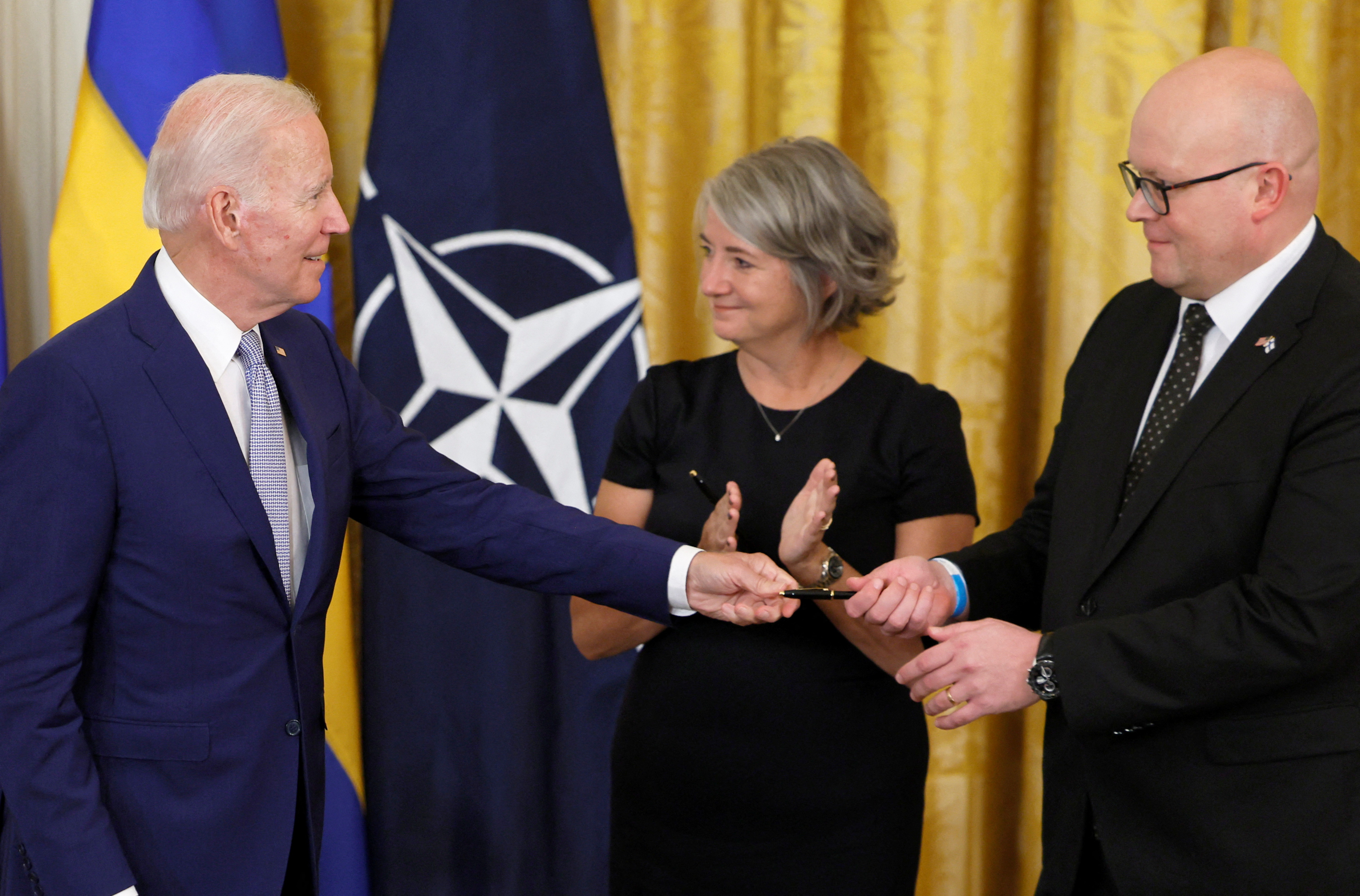 Joe Biden junto a Karin Olofsdotter y Mikko Hautala (REUTERS/Evelyn Hockstein)
