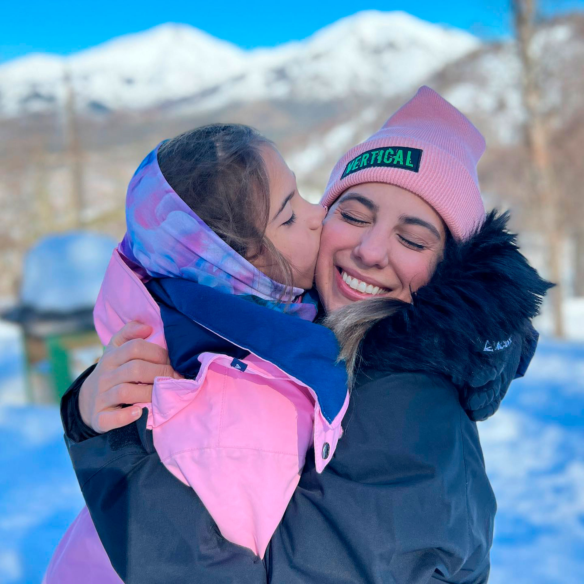 Cinthia Fernández junto a una de sus hijas, emocionada por la experiencia de esquiar en la nieve