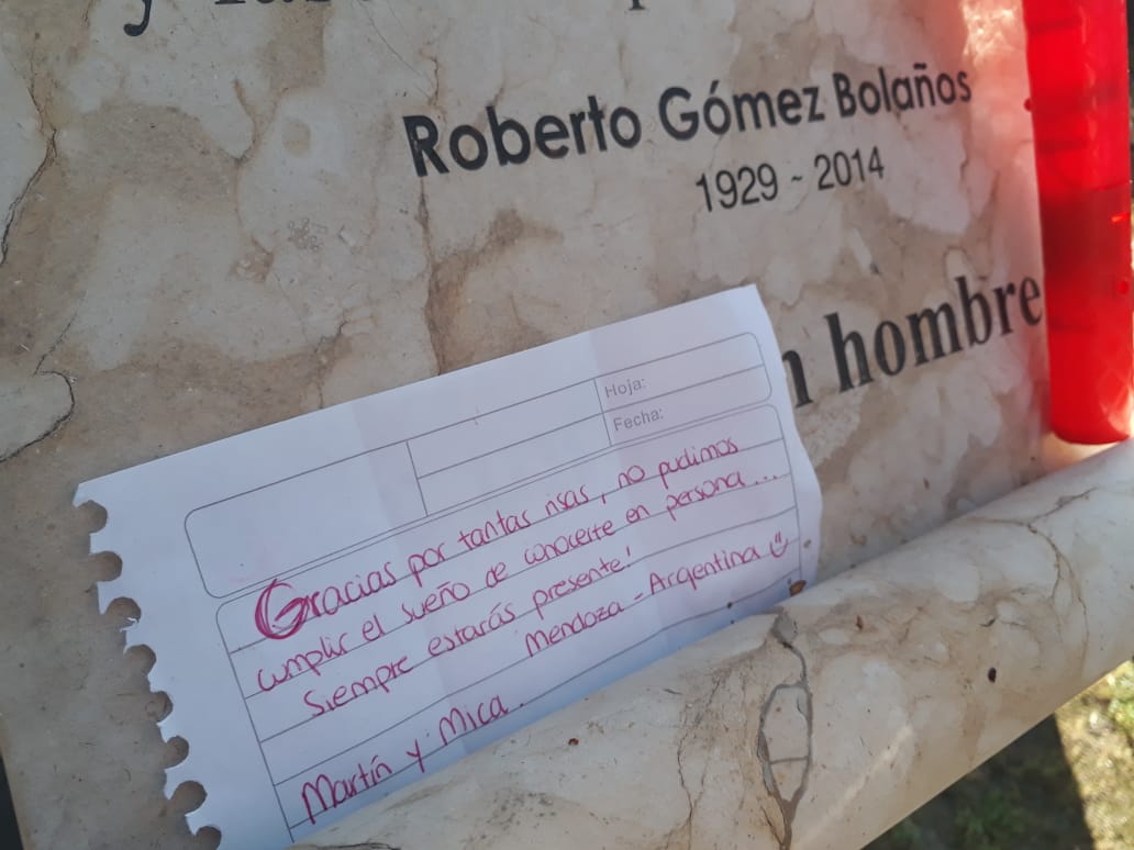Su tumba está llena de mensajes que le dejan sus seguidores como este desde Argentina (Foto Juan Vicente Manrique / Infobae)