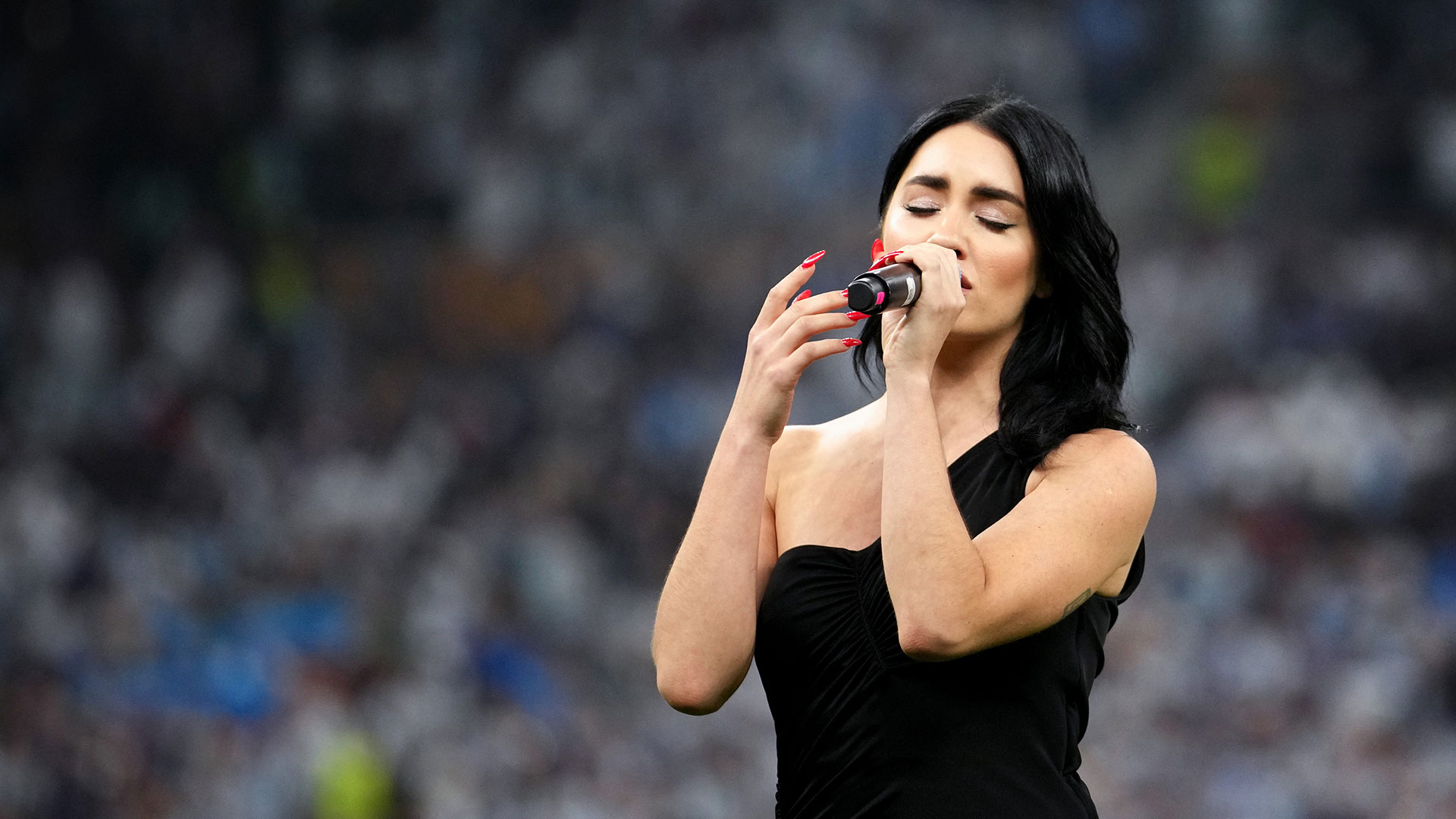 Lali Espósito en Lusail cantando el Himno Nacional Argentino (Foto: Alex Caparros - FIFA/FIFA via Getty Images)