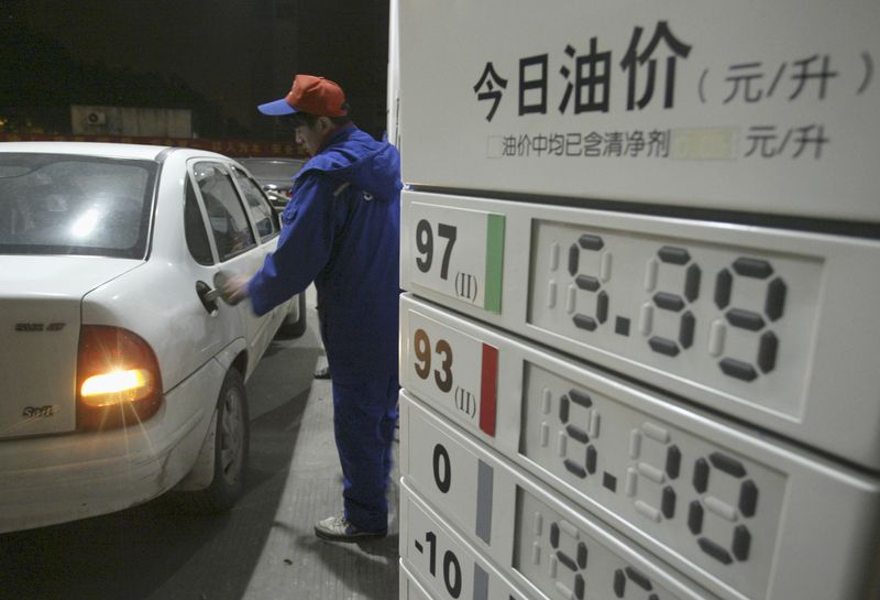 Foto de archivo de un empleado llenando el tanque de un auto en una gasolinera en Nanjing, en la provincia china de Jiangsu 
March 25, 2009. REUTERS/Sean Yong