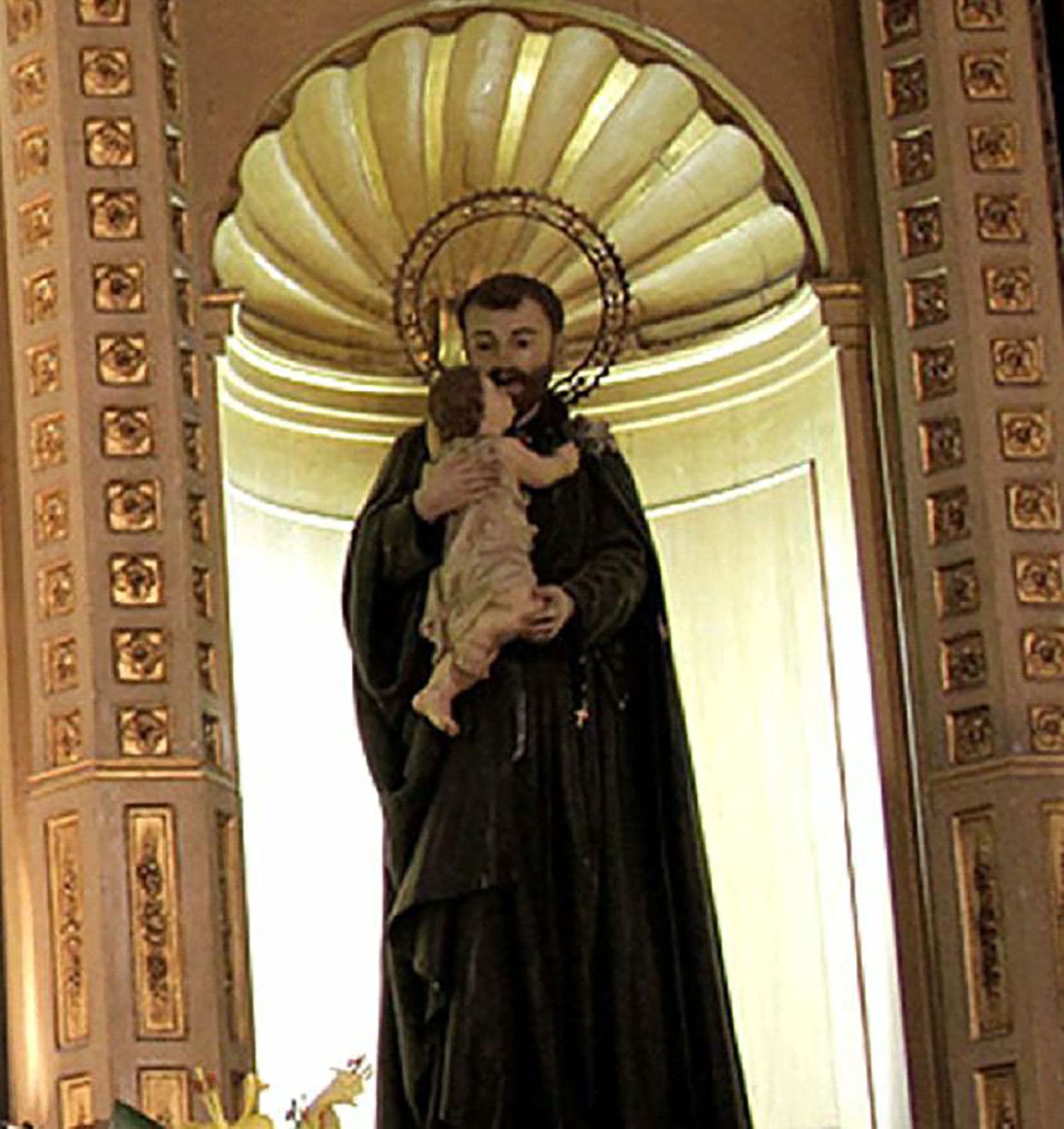 La antigua imagen de San Cayetano sin la espiga de trigo que se venera en el Santuario de Liniers