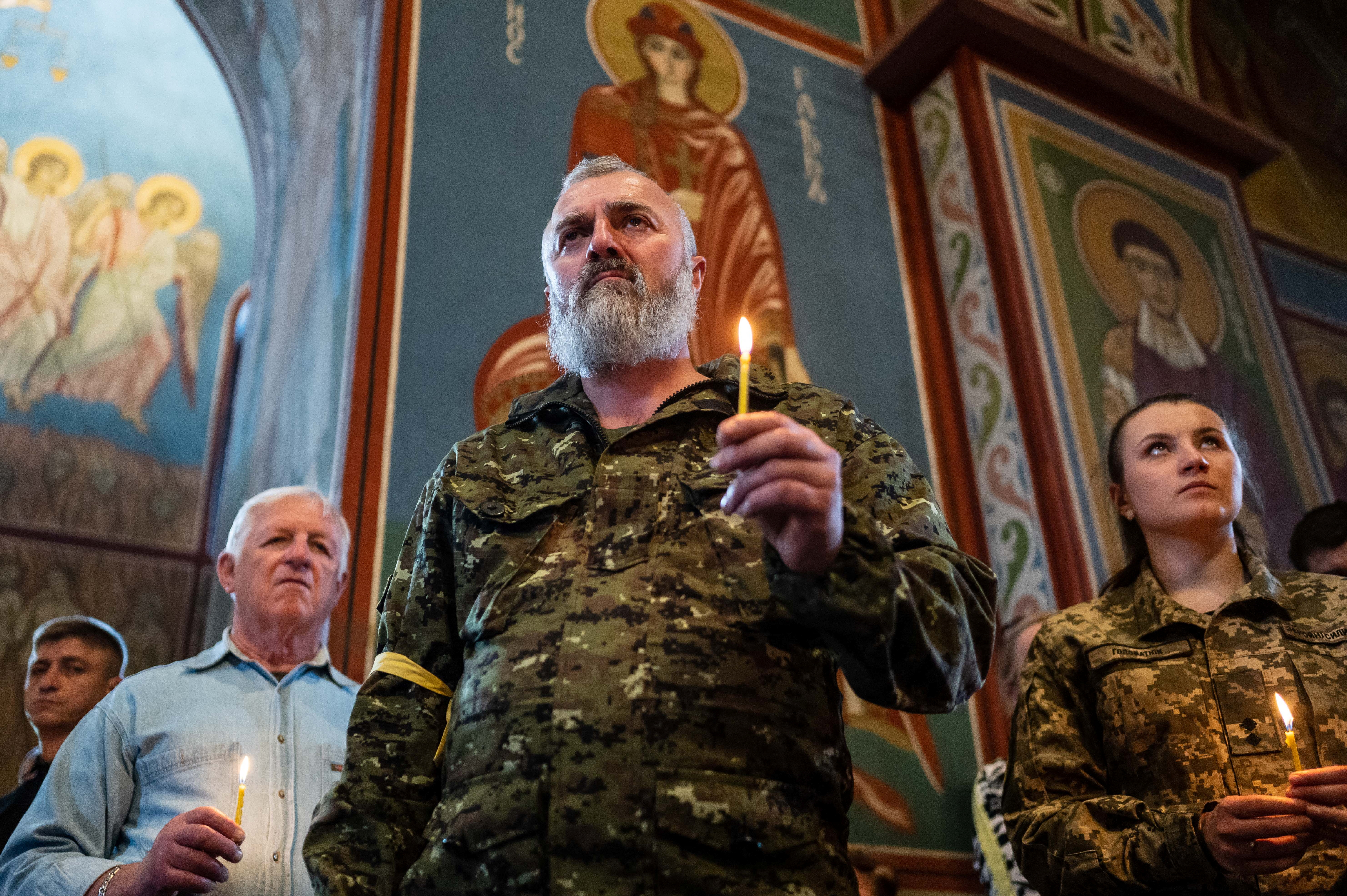 Ucranianos realizan funeral para despedir familiares muertos por los ataques rusos en Kharkiv 