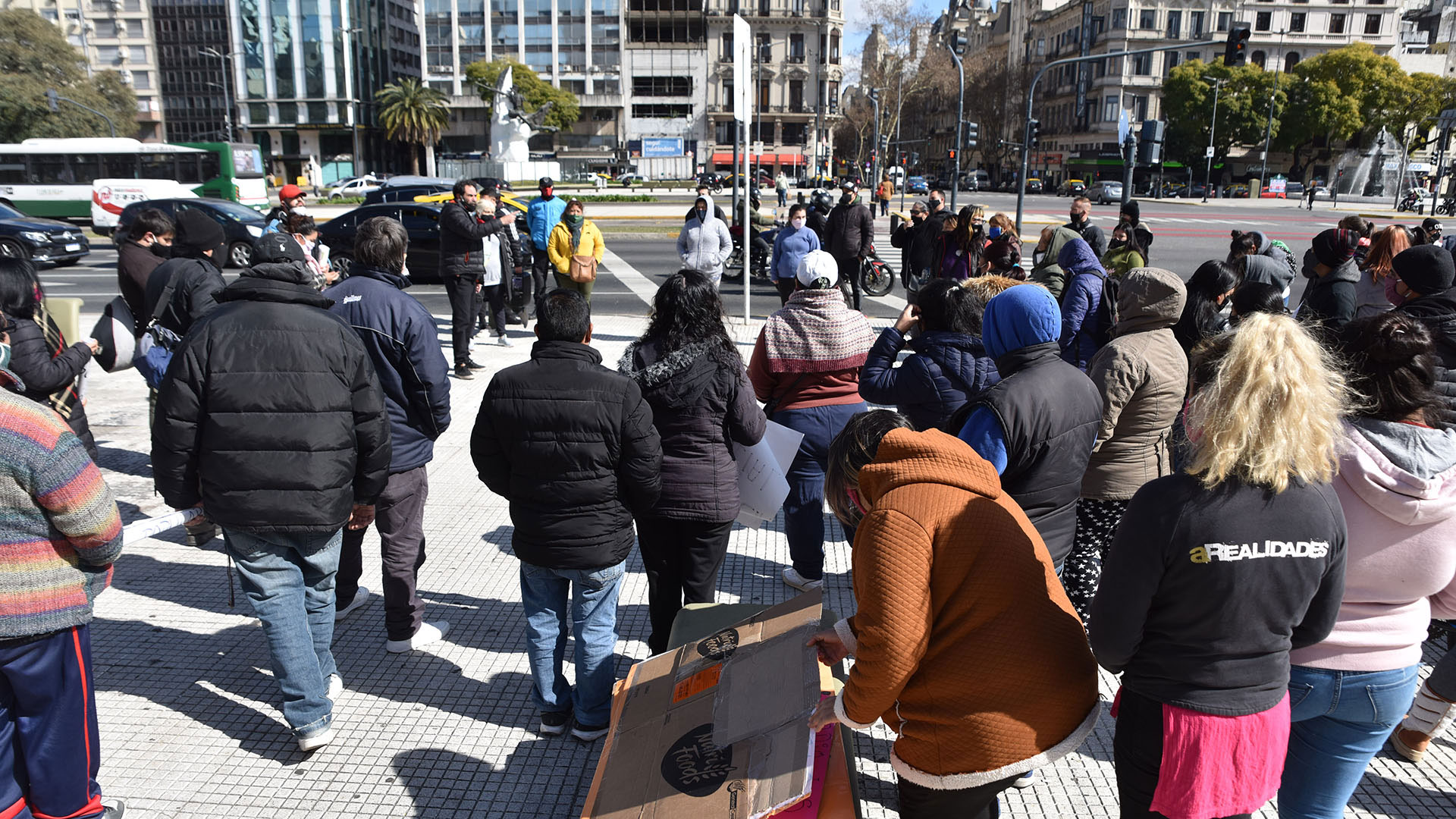 Se reunieron en una de las esquinas del centro porteño y sin la distancia social pertinente