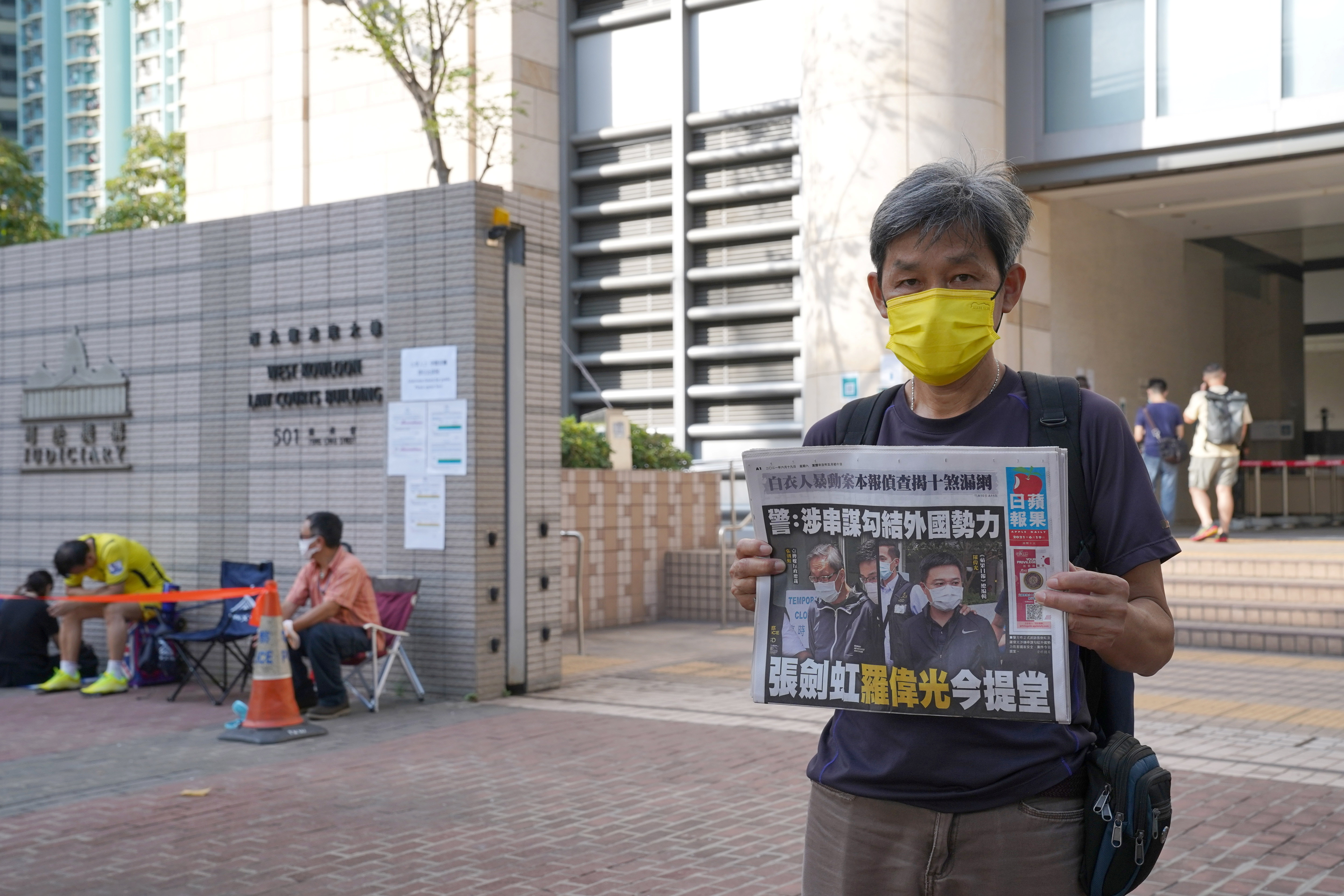 Un hombre ofrece su apoyo a los trabajadores del diario en Hong Kong, China, June 19, 2021. REUTERS/Lam Yik