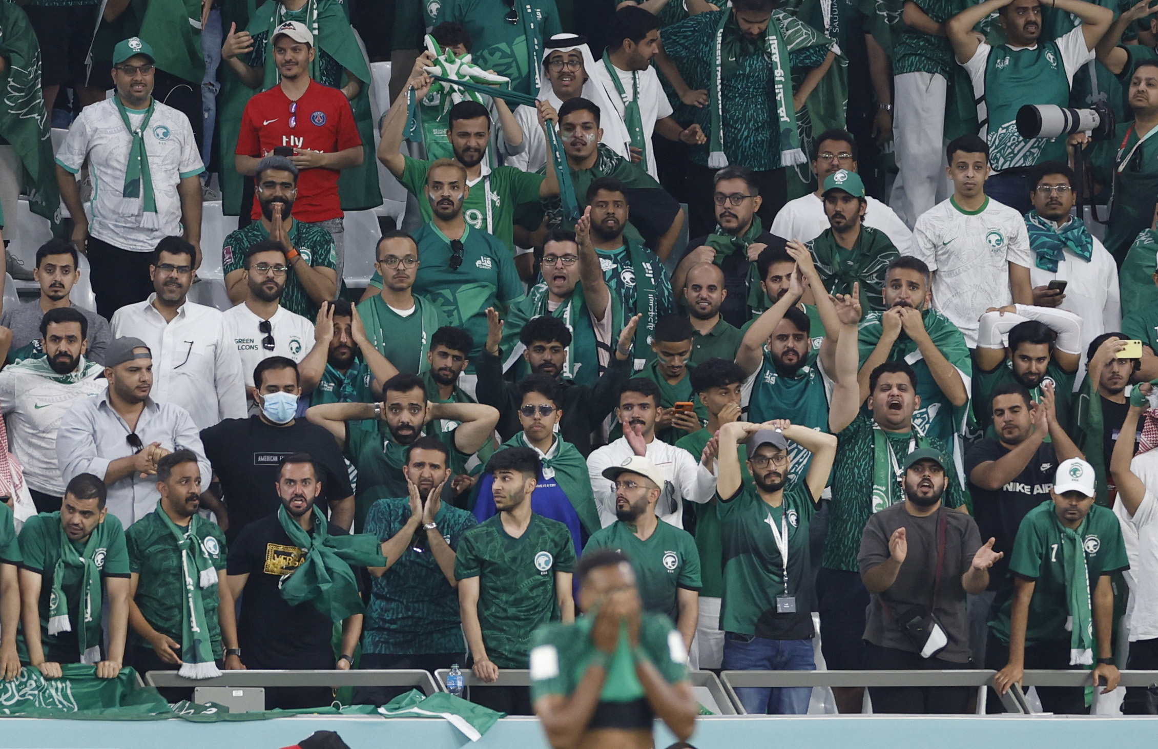 Nerviosismo en la afición saudí tras no encontrar el gol del empate.  REUTERS/Issei Kato
