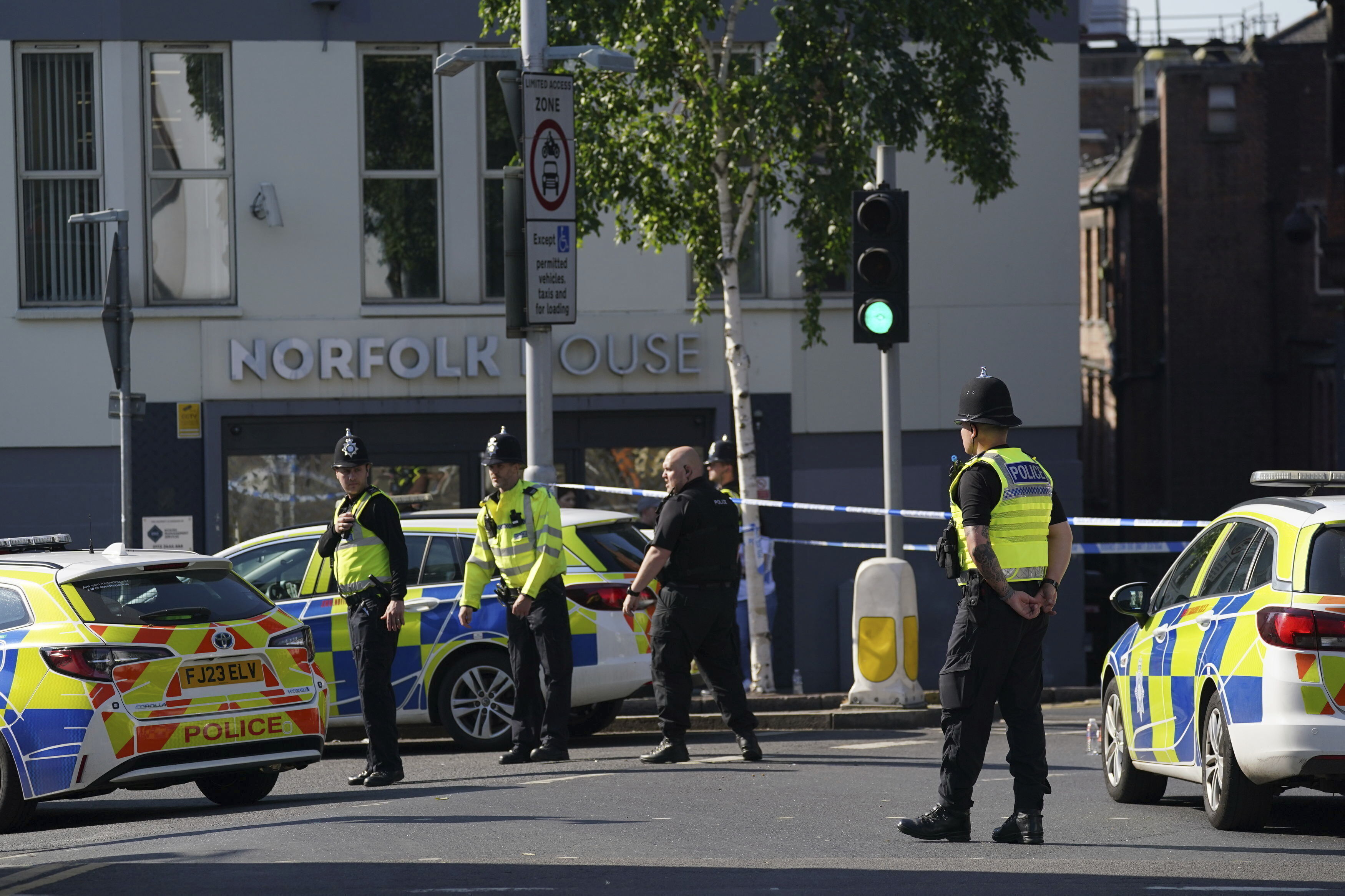 Policías bloquean una calle en Nottingham. Tres personas murieron y otras tres fueron golpeadas por una camioneta en incidentes relacionados, según indicó el martes la policía. (Jacob King/PA via AP)