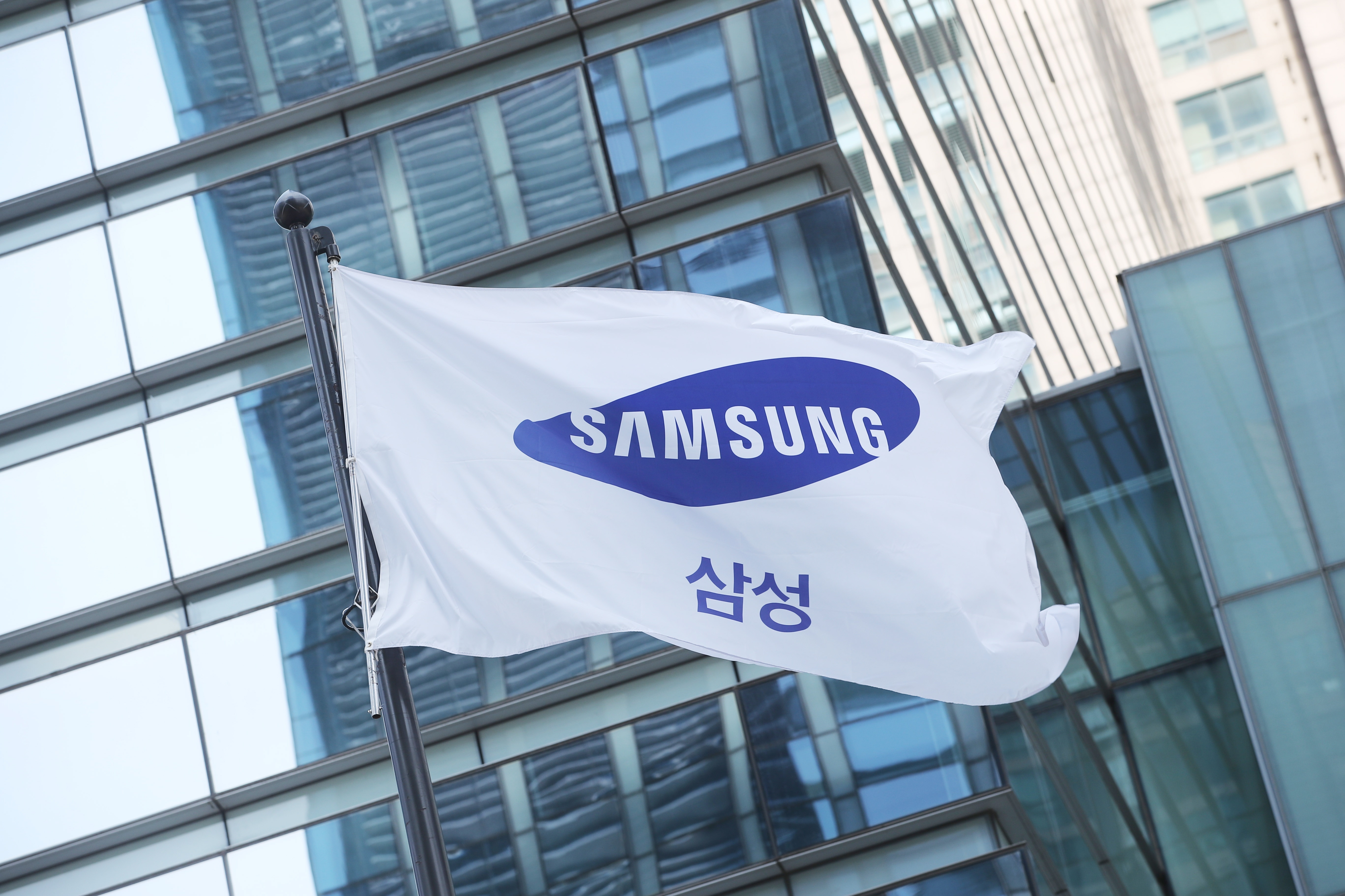 El presidente de Corea del Sur indultó al heredero de Samsung condenado por soborno y malversación de fondos