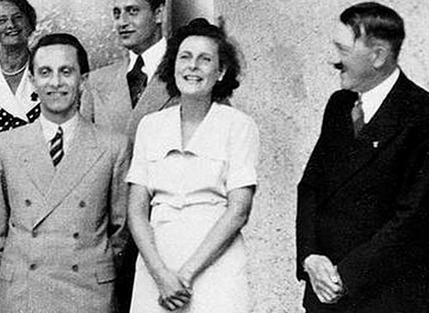 Leni Riefenstahl entre Goebbels y Hitler