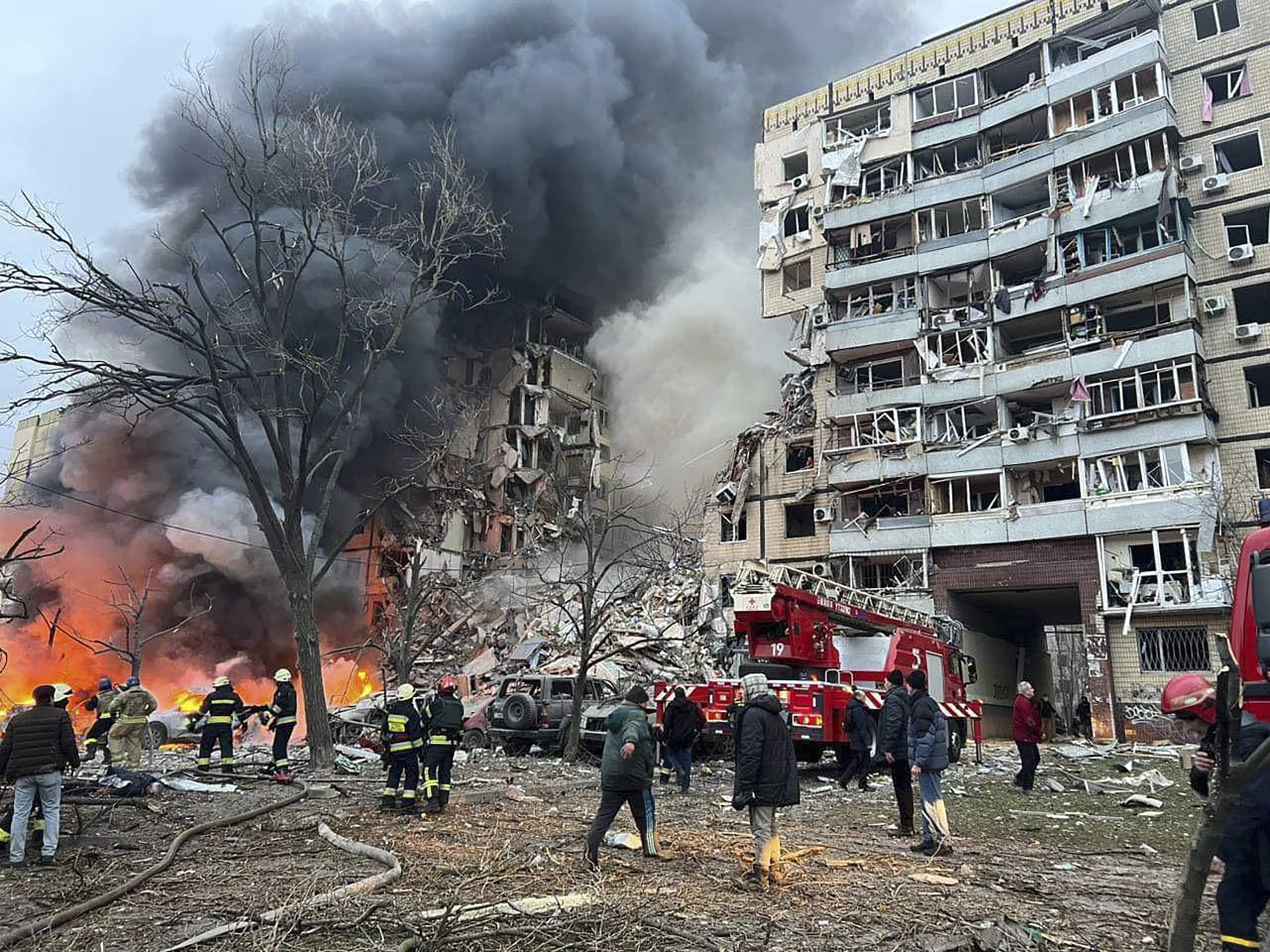Foto difundida por la Oficina de Prensa de la Presidencia de Ucrania, en la que se observa un incendio y humo después de que un cohete ruso impactara en un edificio de varios pisos en Dnipro, Ucrania, dejando a muchas personas bajo los escombros el sábado 14 de enero de 2023. (AP)