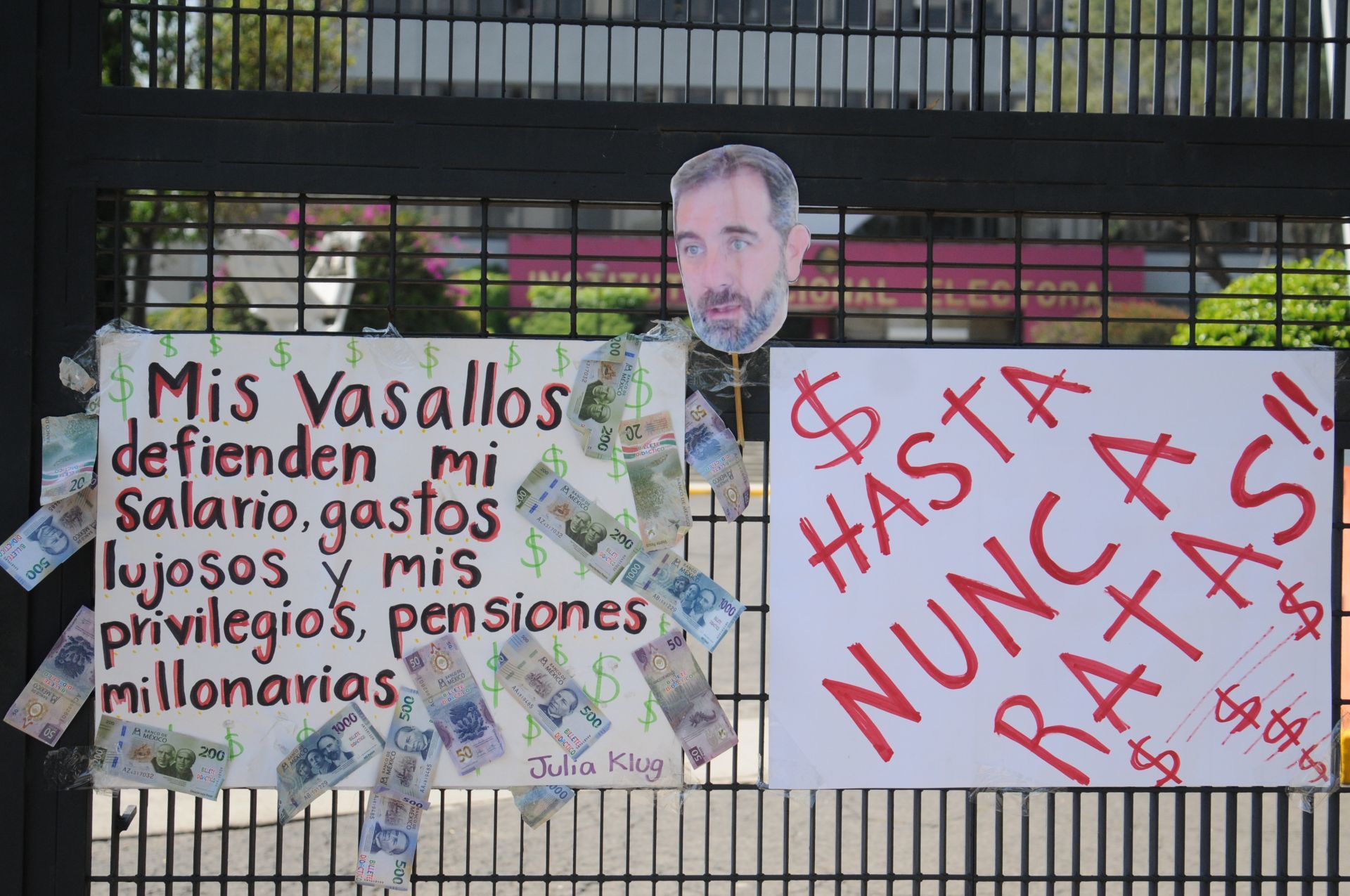 Aparecieron lonas y pancartas contra Lorenzo Córdova en su último día en el INE