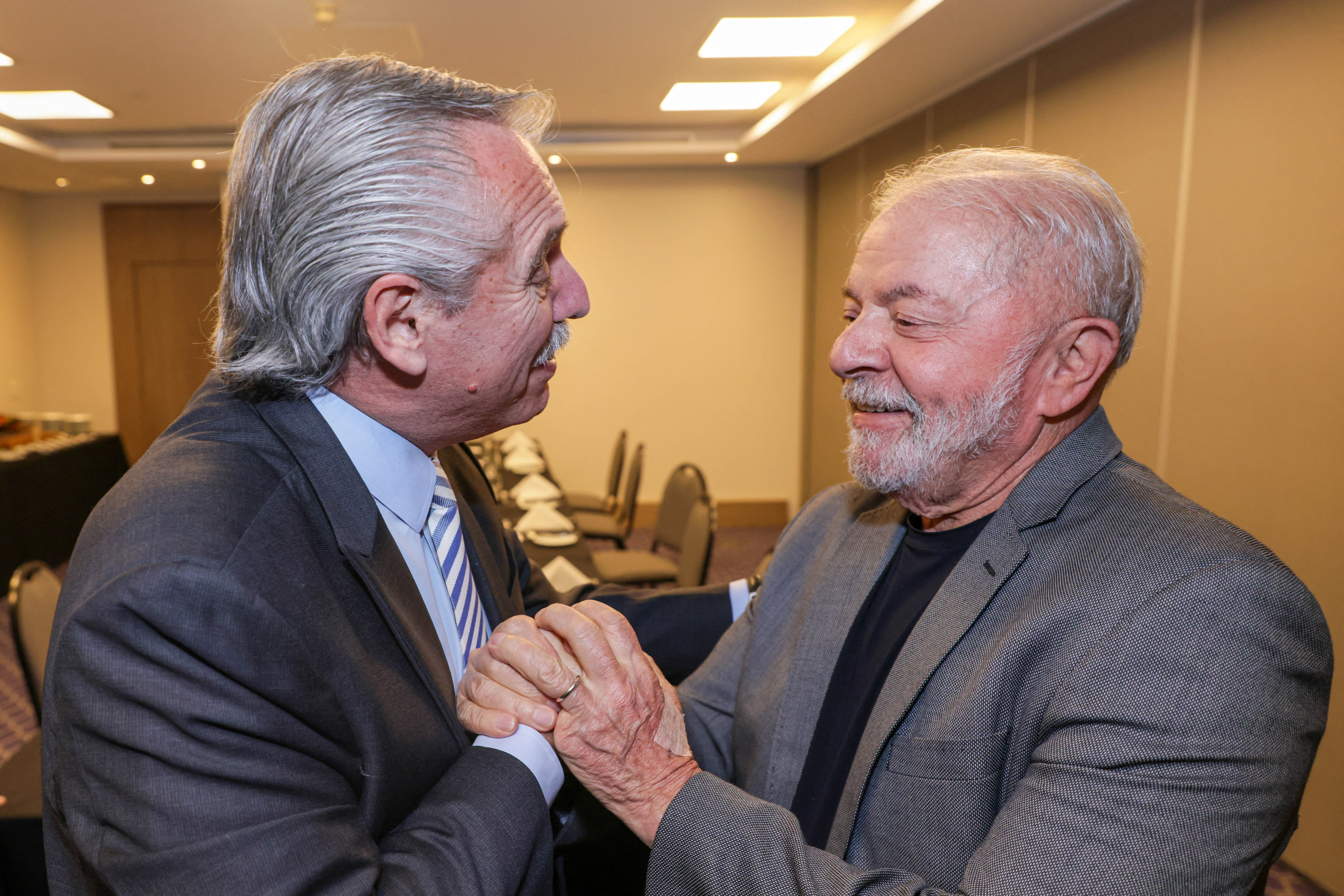 Alberto Fernández saluda a Lula Da Silva luego de que el brasileño ganara las elecciones en su país. El reingreso de Brasil a la CELAC será importante para la región, según Lubetkin. Foto: REUTERS