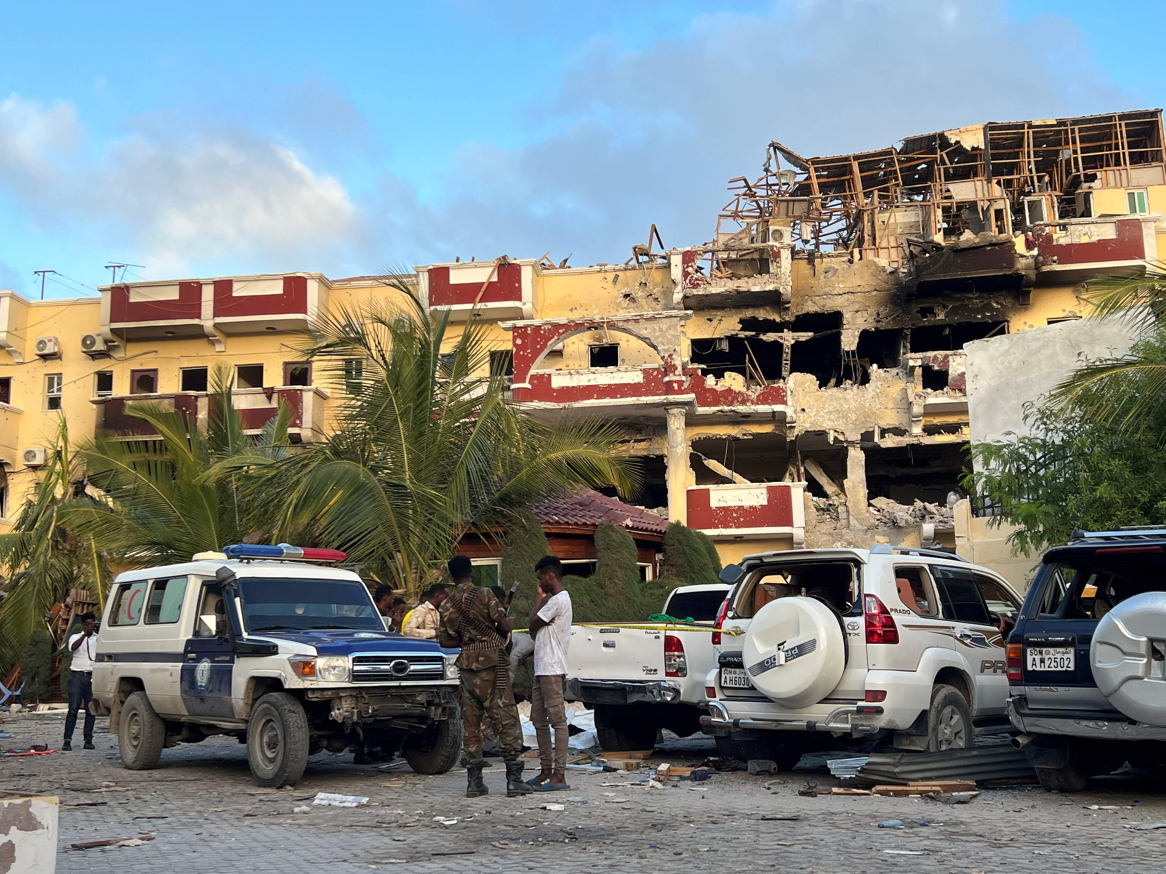 Personal policial y militar frente al Hotel Hayat tras el ataque terrorista de Al Shabaab, que duró más de 30 horas (REUTERS/Feisal Omar)