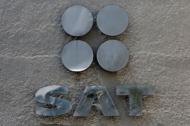 El logotipo del Servicio de Administración Tributaria (SAT) se ve en sus oficinas en la Ciudad de México (Foto: REUTERS/Carlos Jasso)