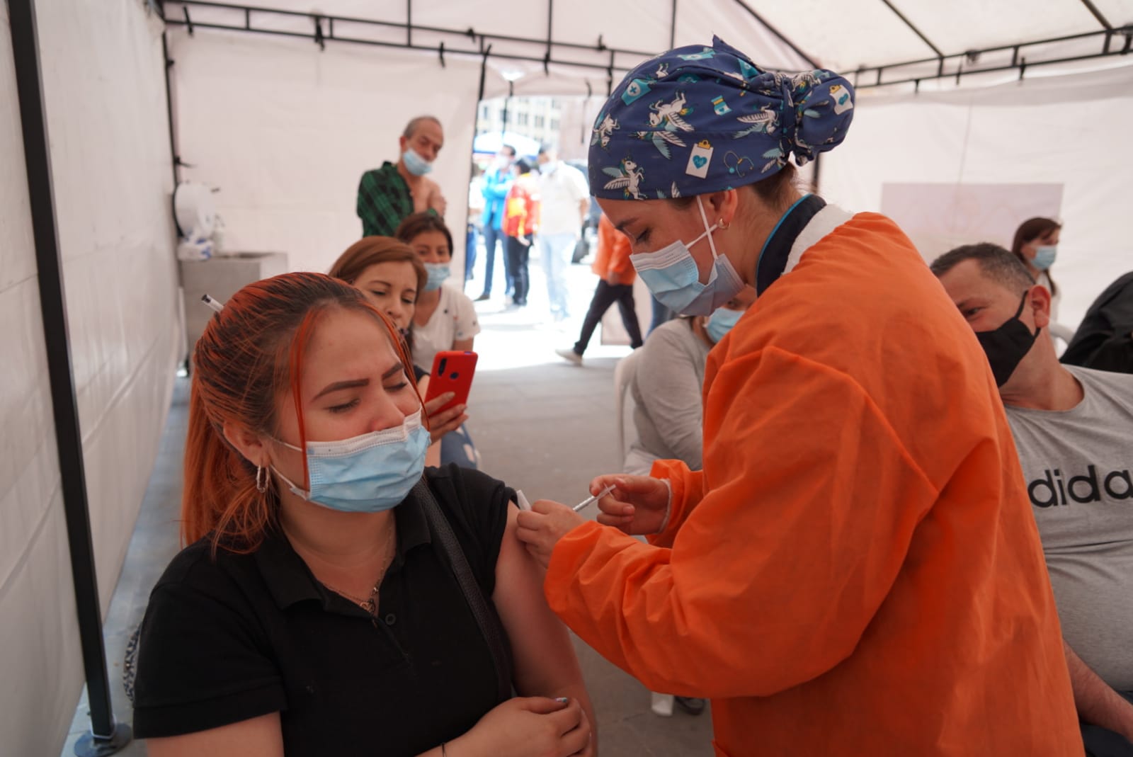 En la imagen, una mujer recibe una dosis del biológico contra el covid-19 en un punto de vacunación en Bogotá. Foto: Secretaría de Salud de Bogotá