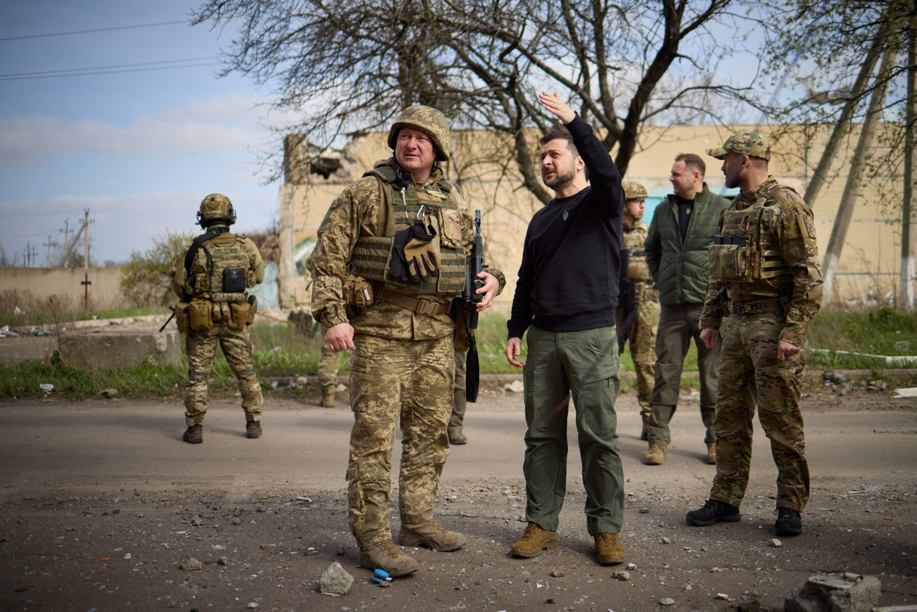 Volodimir Zelensky Visitó El Frente De Batalla En Avdiivka En Medio De