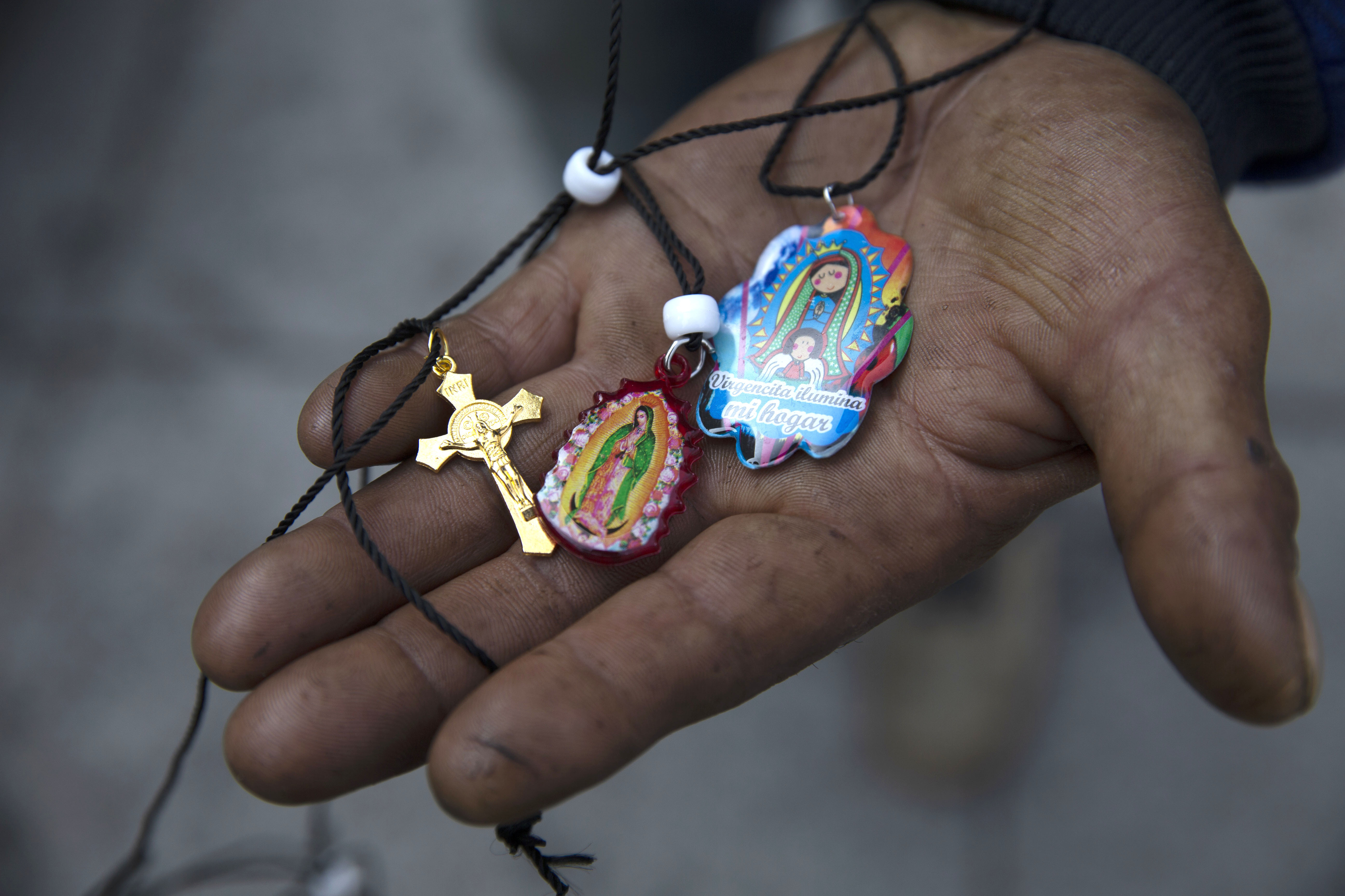 Alejandro González muestra sus medallas de la Virgen de Guadalupe. 9 de diciembre de 2020.