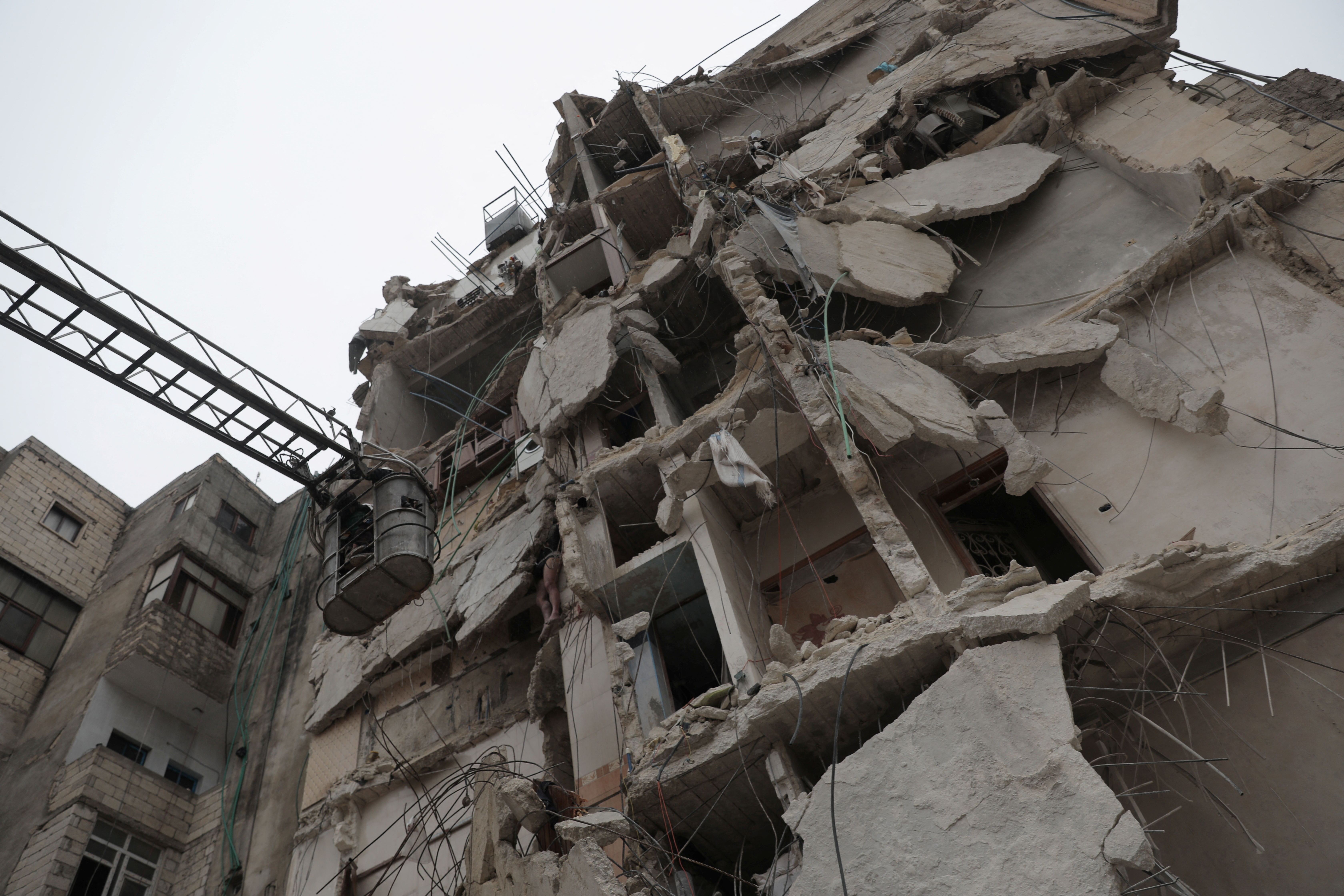 Los rescatistas trabajan para recuperar el cuerpo de una víctima de un edificio derrumbado tras un terremoto en Idlib, Siria, controlada por los rebeldes.
