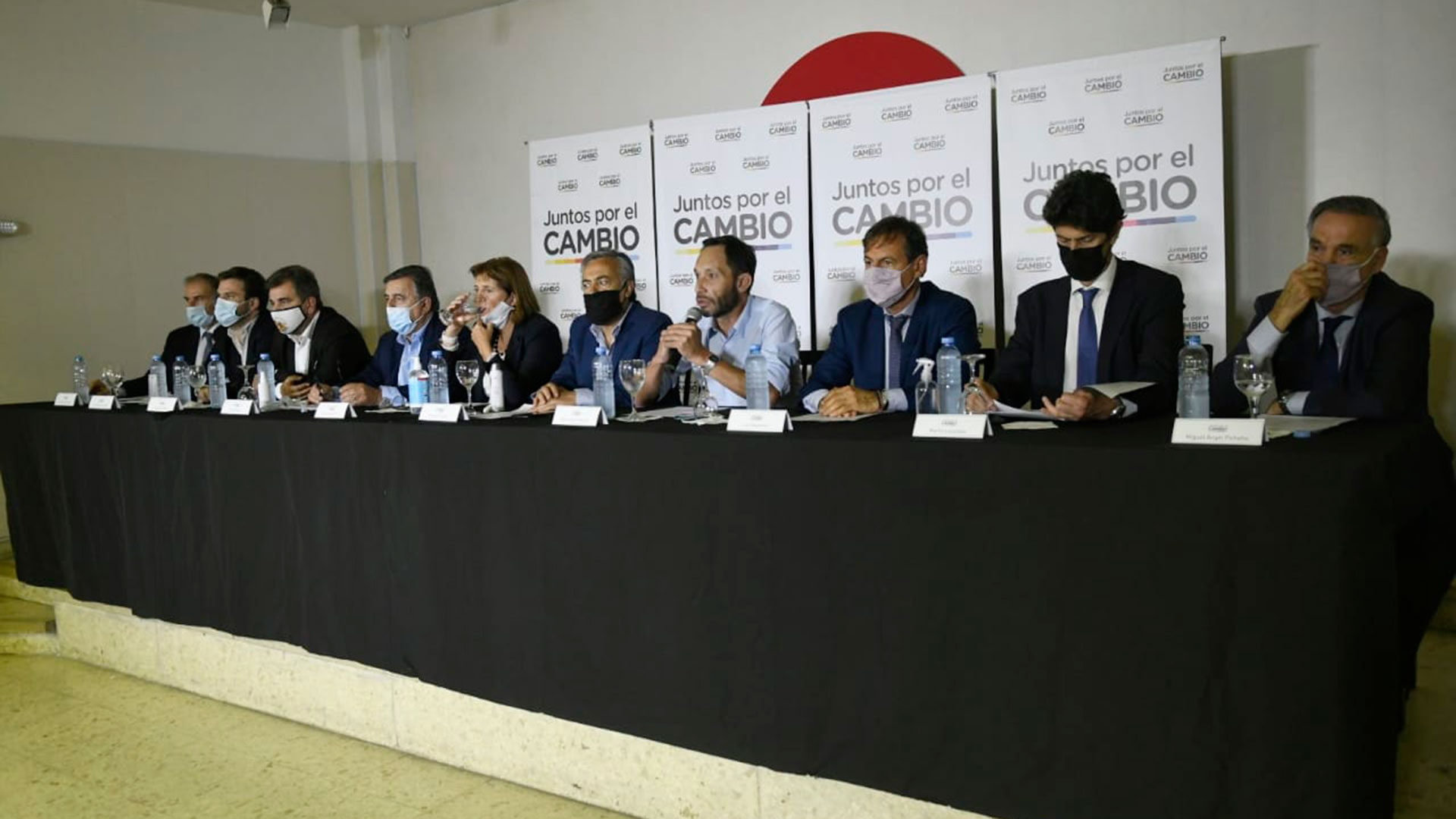 Los diez dirigentes que participaron de la conferencia de prensa de Juntos por el Cambio