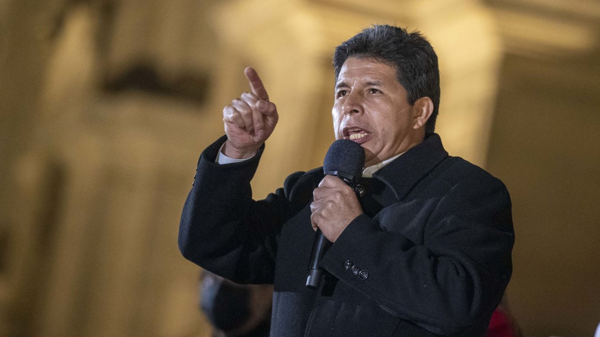 Castillo enfrenta seis investigaciones de la fiscalía, algo también inédito para un presidente en ejercicio en Perú.