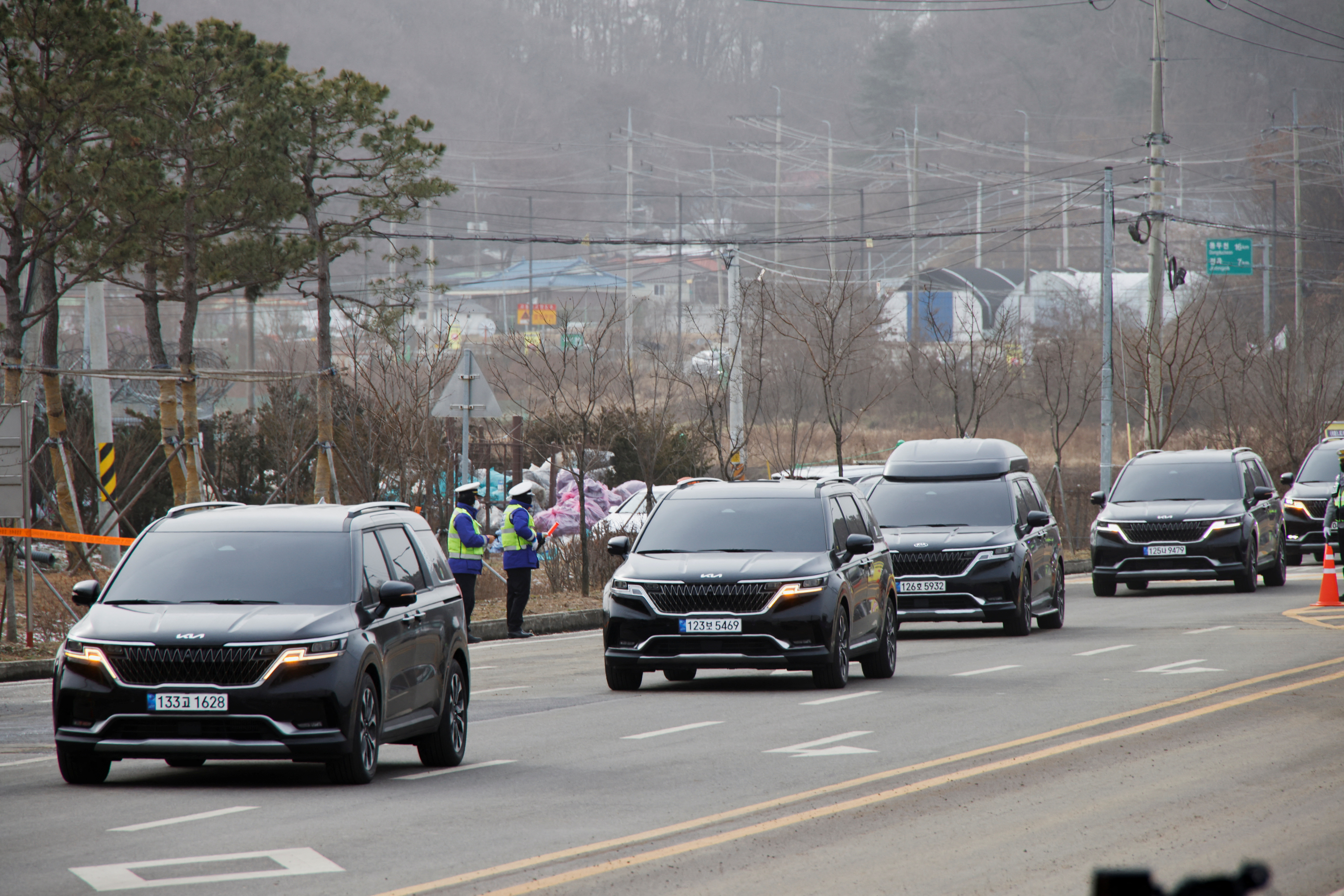 Un convoy de vehículos, uno de ellos transportando a Jin, llega para comenzar su entrenamiento militar, fuera de un campo de entrenamiento del ejército de Corea del Sur cerca de la zona desmilitarizada que separa las dos Coreas, en Yeoncheon, Sur. Corea 13 de diciembre de 2022. REUTERS/Heo Ran

