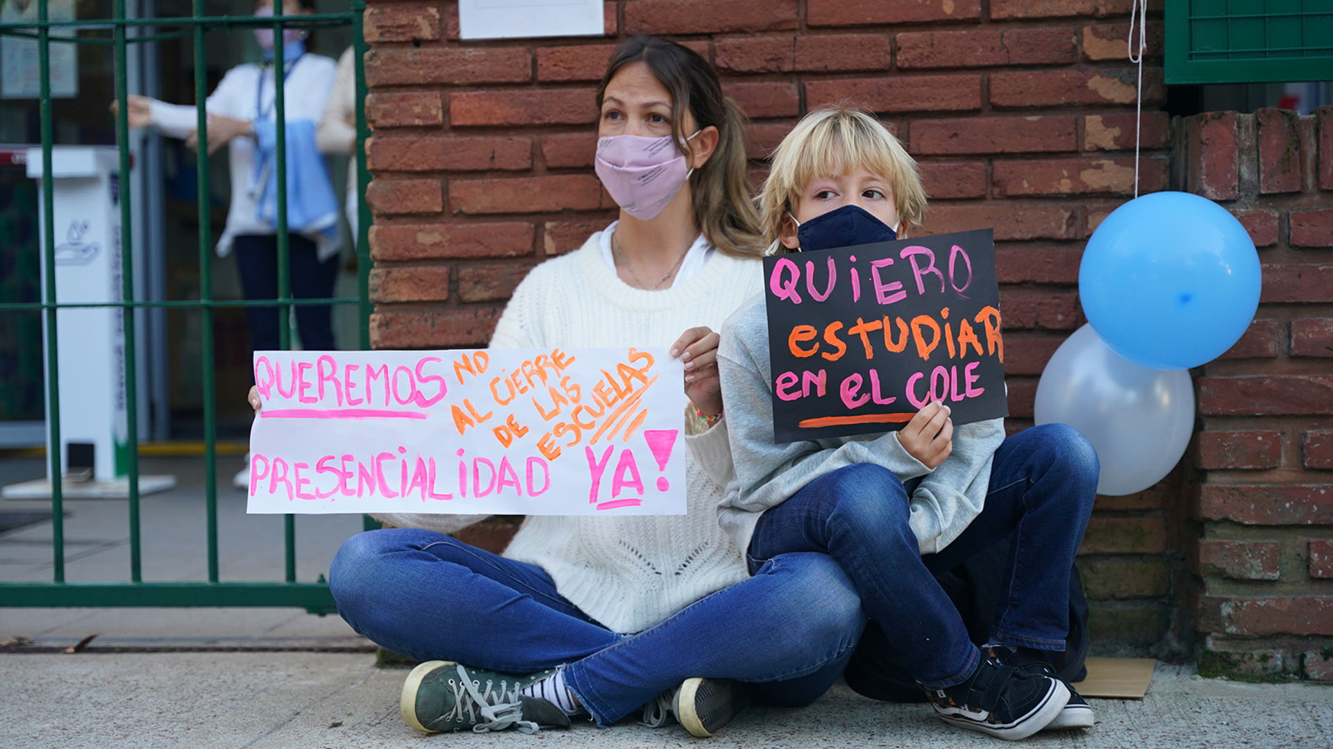 En el Northlands Olivos, los padres protestaron frente a la puerta del colegio para exigir el retorno a la presencialidad