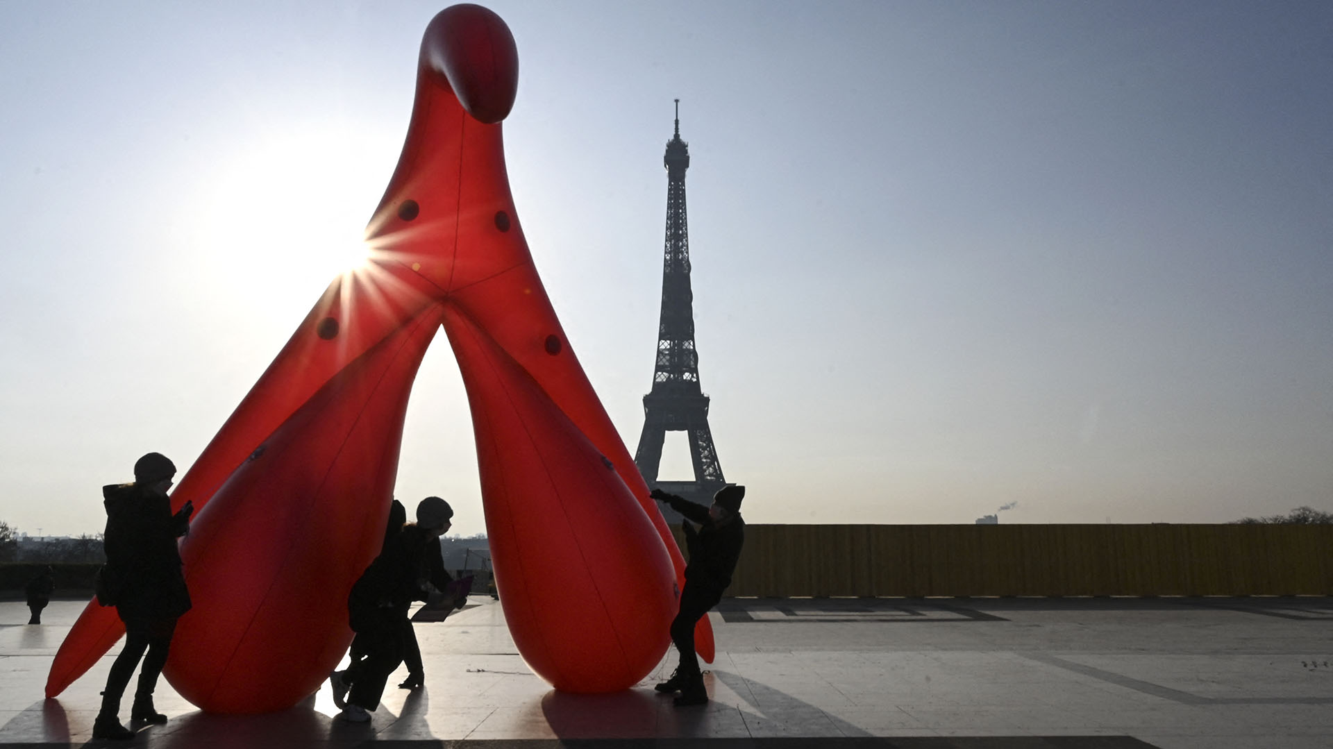 Un clítoris gigante fue instalado cerca de la Torre Eiffel en París para  denunciar el “analfabetismo sexual” en el Día de la Mujer - Infobae