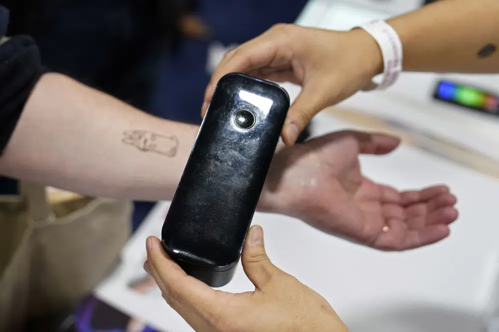 Dispositivo para hacer tatuajes temporales de forma digital. (Foto: AP)